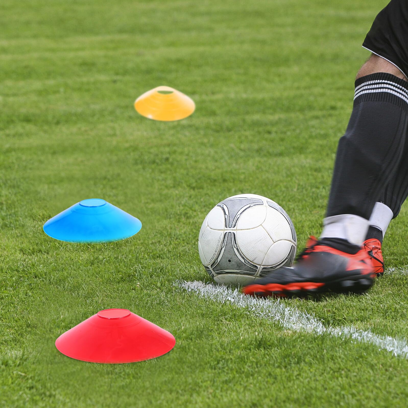 BESTonZON Plots D'entraînement Football 50 Pièces en PE Robuste, 5 Couleurs Assorties, Cônes D'agilité Portables Paquet Filet de Rangement, Panneaux de Signalisation pour Préparation