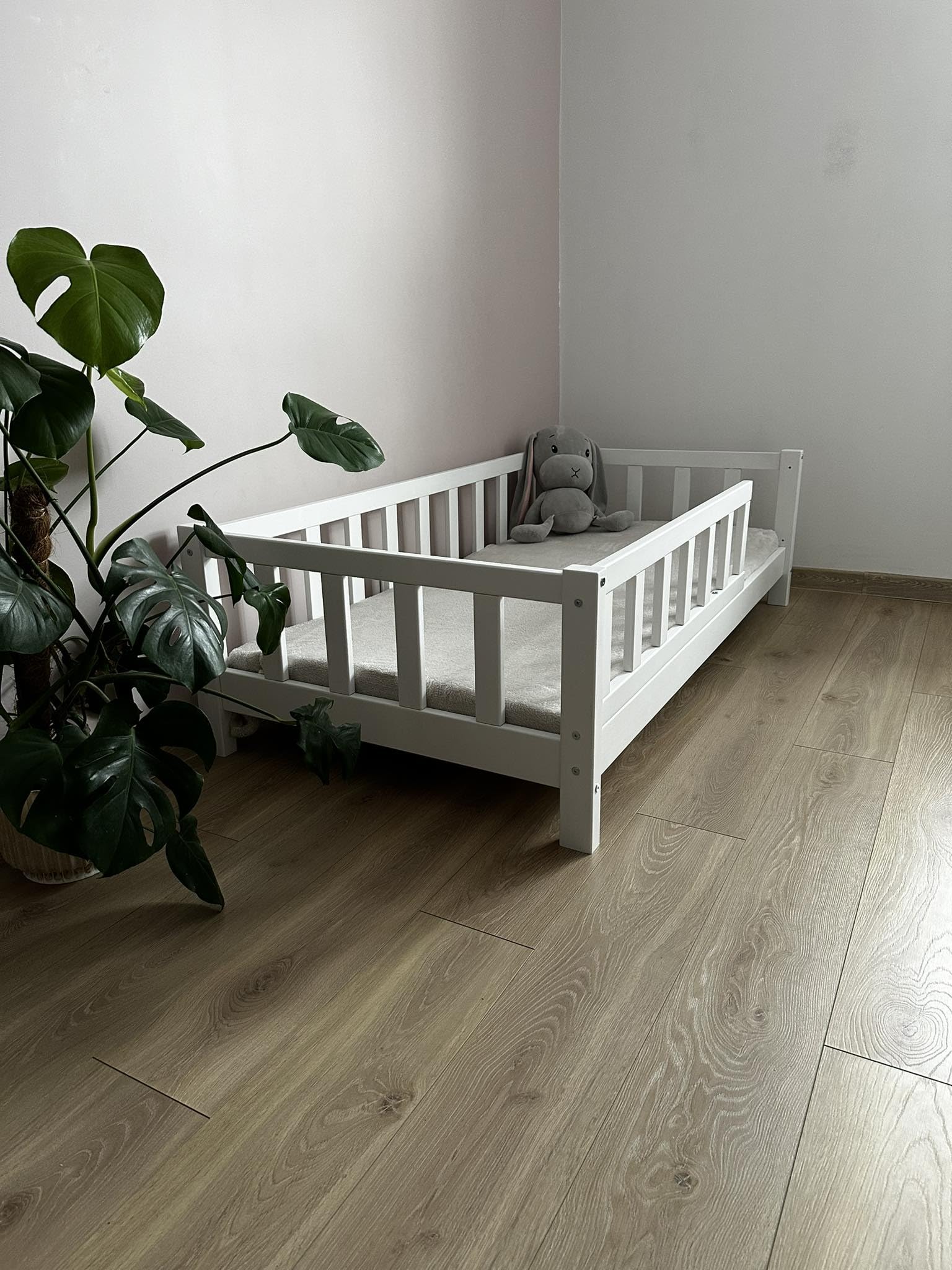Alije Kinderbett Bett mit Rausfallschutz 90x140 Weiß Leo Lattenrost Bettgestell aus Kiefer Holz für Haus Kinder Jungen & Mädchen - Holzbett Baby Kinderzimmer Junge Deko