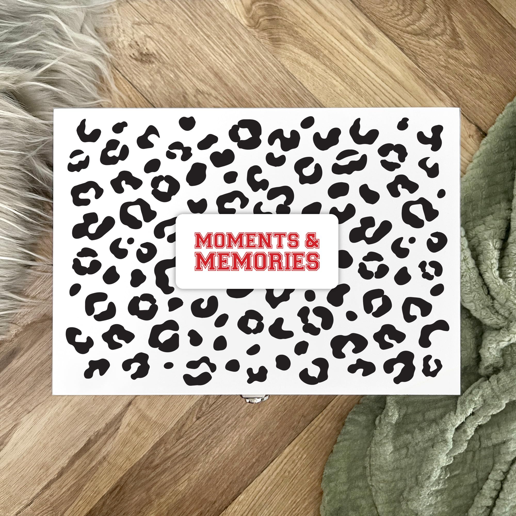 Scatola dei ricordi in legno bianco con stampa leopardata rossa, scatola per ricordi e momenti | Regalo per lei, compleanno, damigella d'onore o laurea | Scrigno dei ricordi bianco | 27 cm x 19 cm x