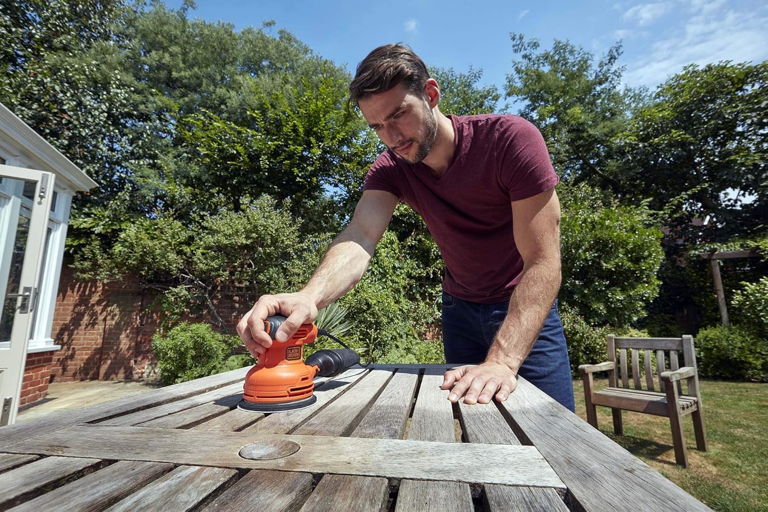 BLACK+DECKER Levigatrice roto orbitale 230W.Sacchetto raccoglipolvere incluso per un'area di lavoro più pulita. BEW210-QS