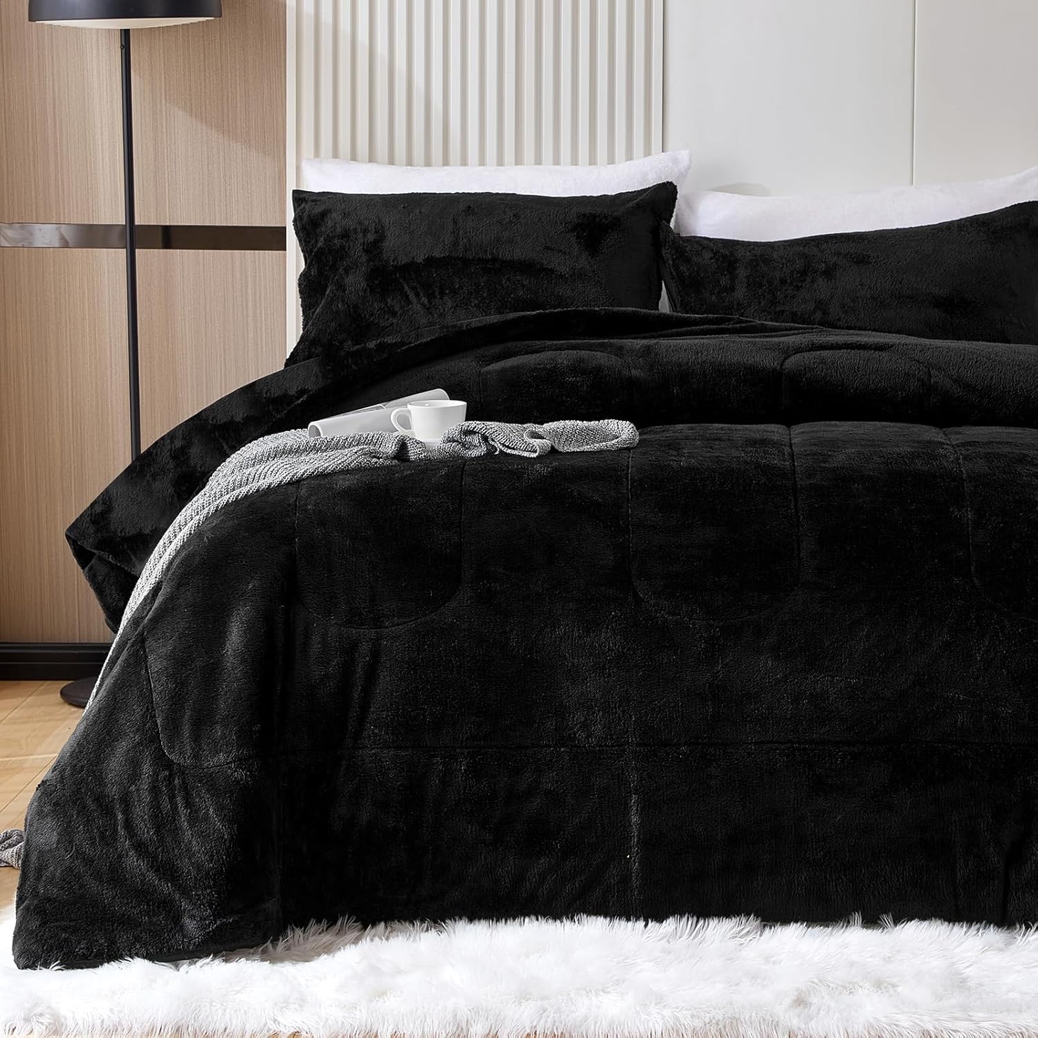 YIYEA Faux Fur Comforter Set, Luxury Ultra Soft Fuzzy Fleece Comforter, Fluffy Plush Velvet Bedding Comforter Sets for Fall Winter, Cozy Warmth, No Shedding, 3PC, Queen, Black