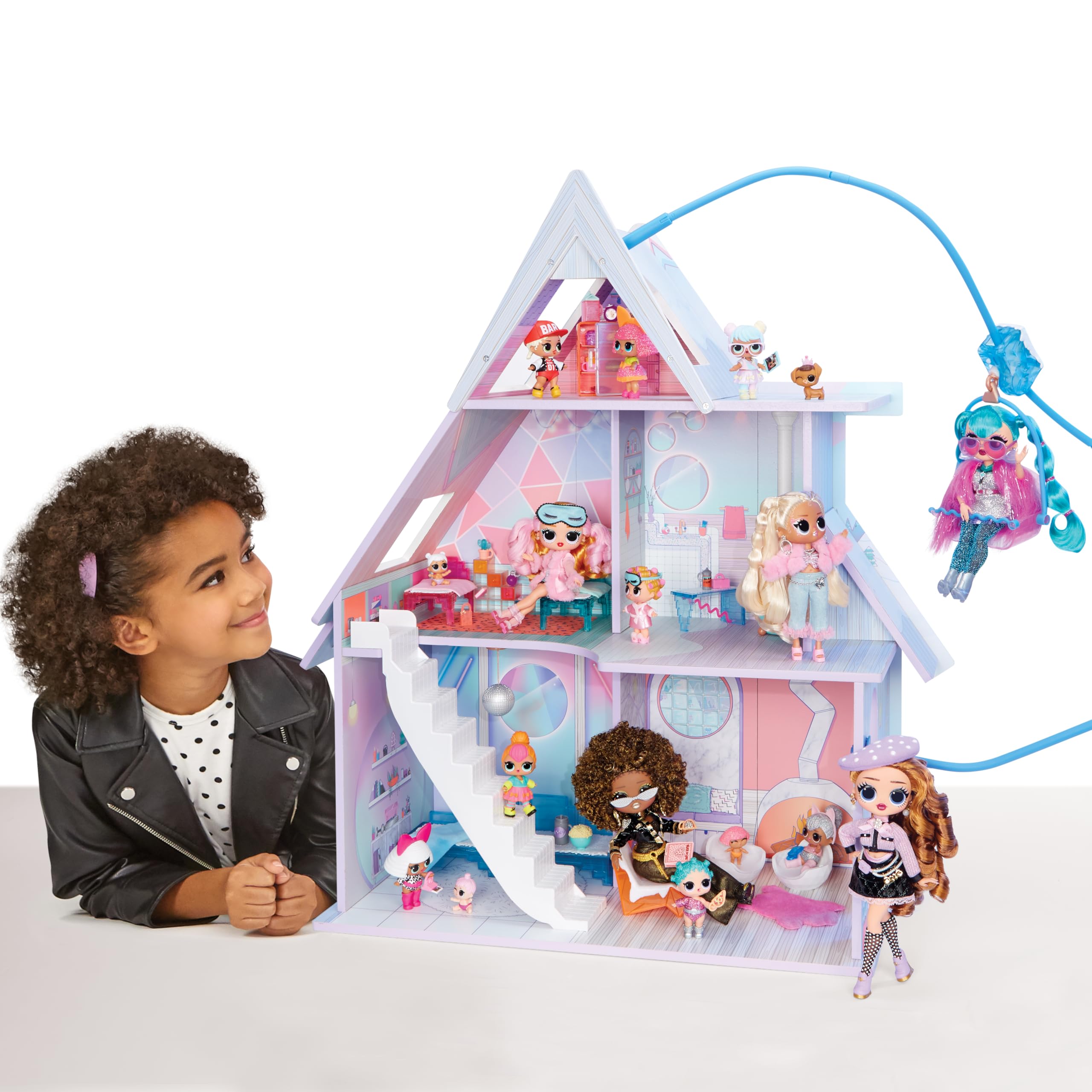 L.O.L. Surprise! OMG Winter Cottage Ensemble de Jeu - + de 45 Surprises - Maison de Poupée avec Téléski, Chambre, Salle de Bain, Salon, Cuisine, Meubles Transformables - Enfants de 4 Ans et Plus