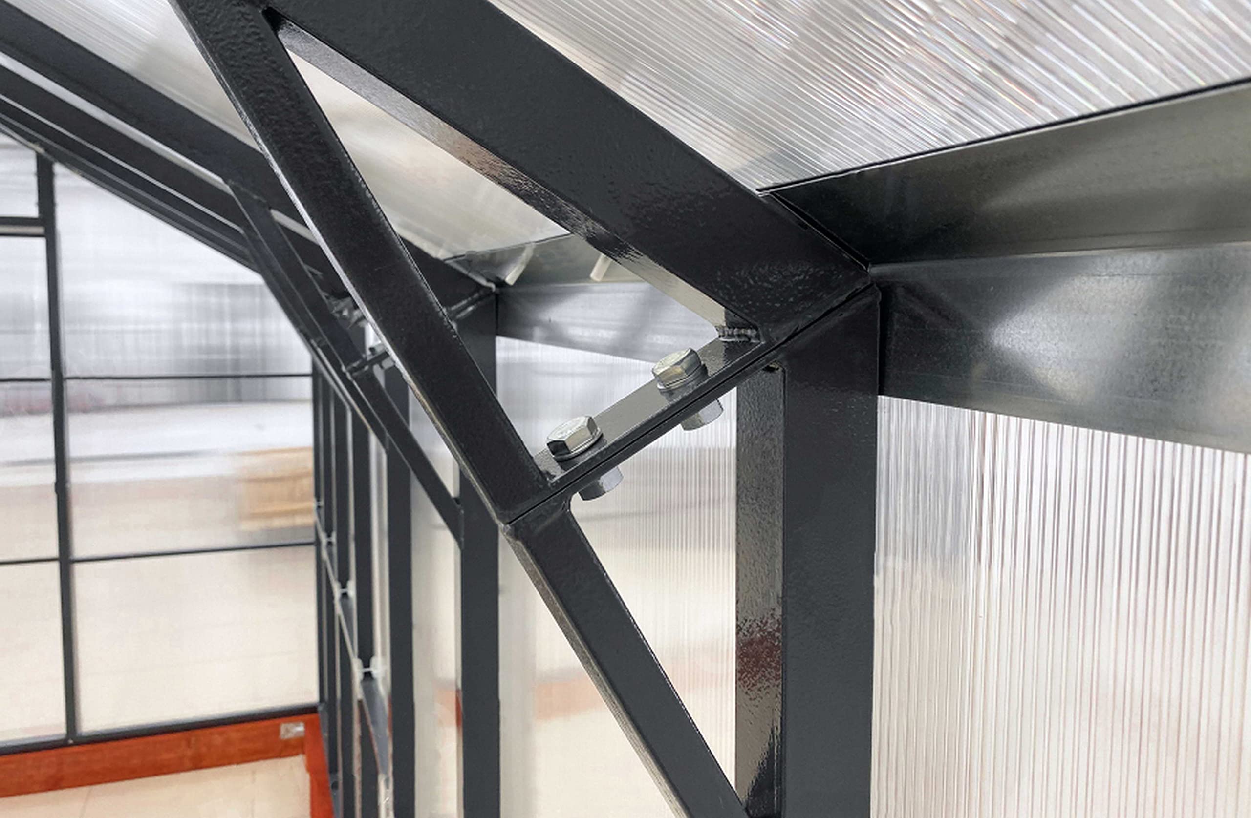 Duża szklarnia Tudor 3,5 m x 6 m – wysokiej jakości stalowa rama, szklarnia ogrodowa z poliwęglanu 4 mm – fundament i opcje automatycznego otwierania okien