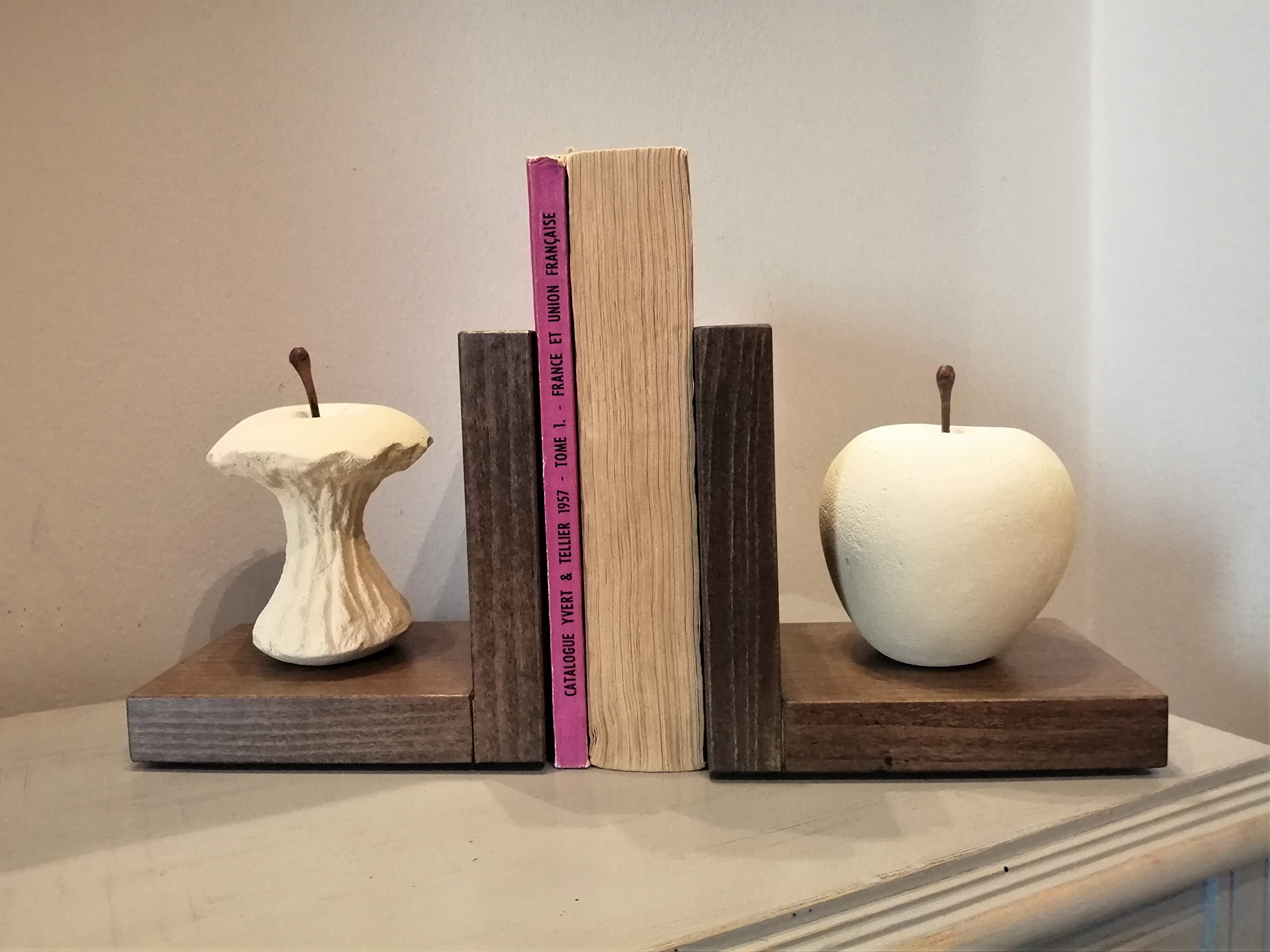 Progetto Arte. Par de sujetalibros Manzana/Manzana Mordida. Escultura de Piedra sobre Base de Madera. Objeto Hecho a Mano.Q027T+Q027M