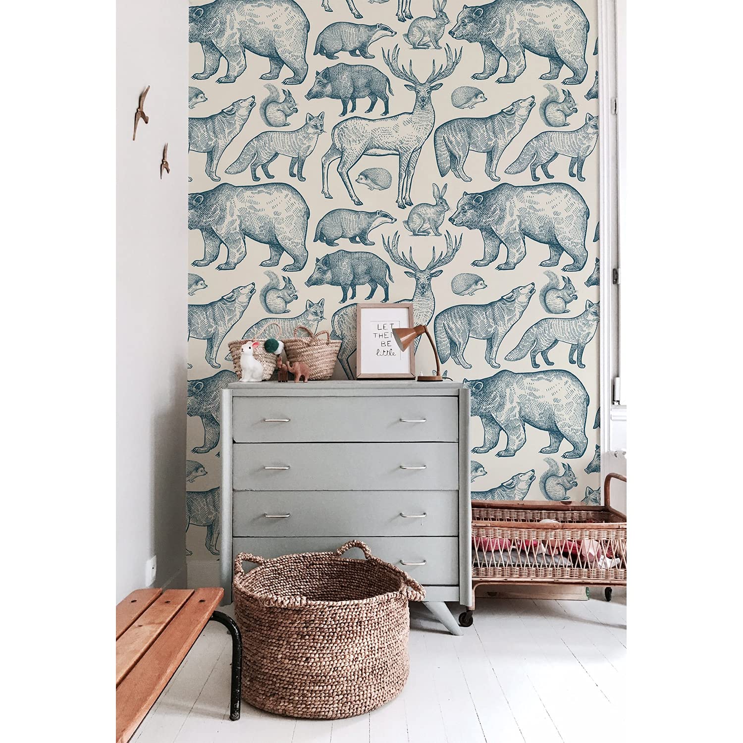 Papier peint adhésif animaux forestiers beige pour masquer un mur abîmé