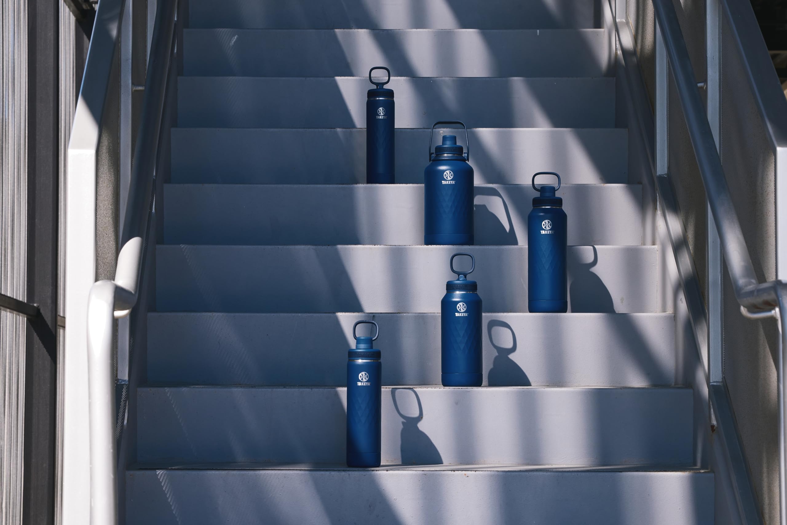 Takeya Sport 3-isolierte Edelstahl-Wasserflasche, auslaufsicher, schweißfest, BPA-frei, hält Getränke 36 Stunden kalt, 14 Stunden heiß, Indigo