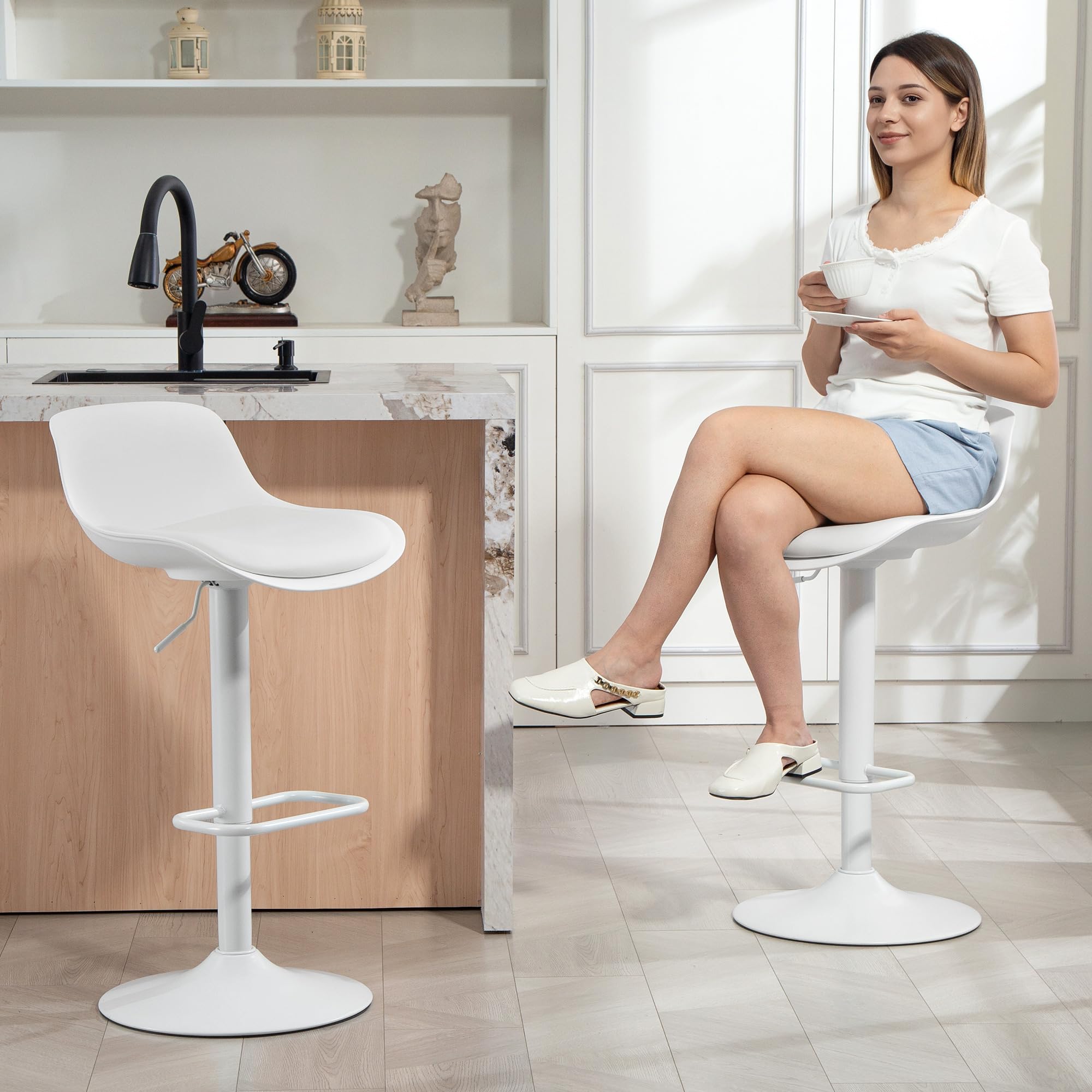 HOMCOM Set 2 Sgabelli Bar con Altezza Regolabile, Sgabelli Alti Cucina in Finta Pelle con Schienale e Poggiapiedi e Ampia Base in Acciaio, Sedie Bar Alte Girevoli a 360°, Bianco