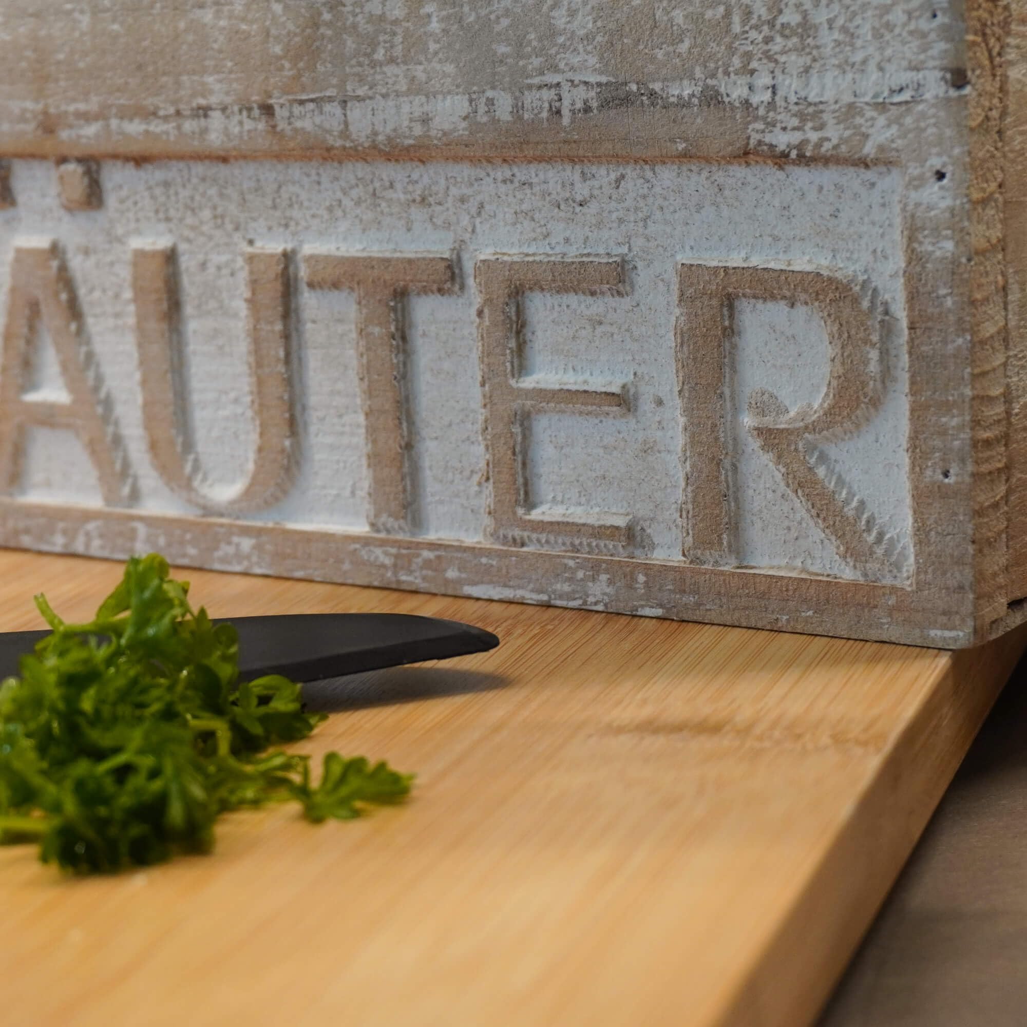 Küchenkräuter Set Natur – Holz-Kräuterkiste mit Eingefrästem “Kräuter”-Schriftzug – Inkl. Auslaufschutz & 2X Beschriftbare Kräuterschilder – Perfekt für Basilikum, Minze & Petersilie