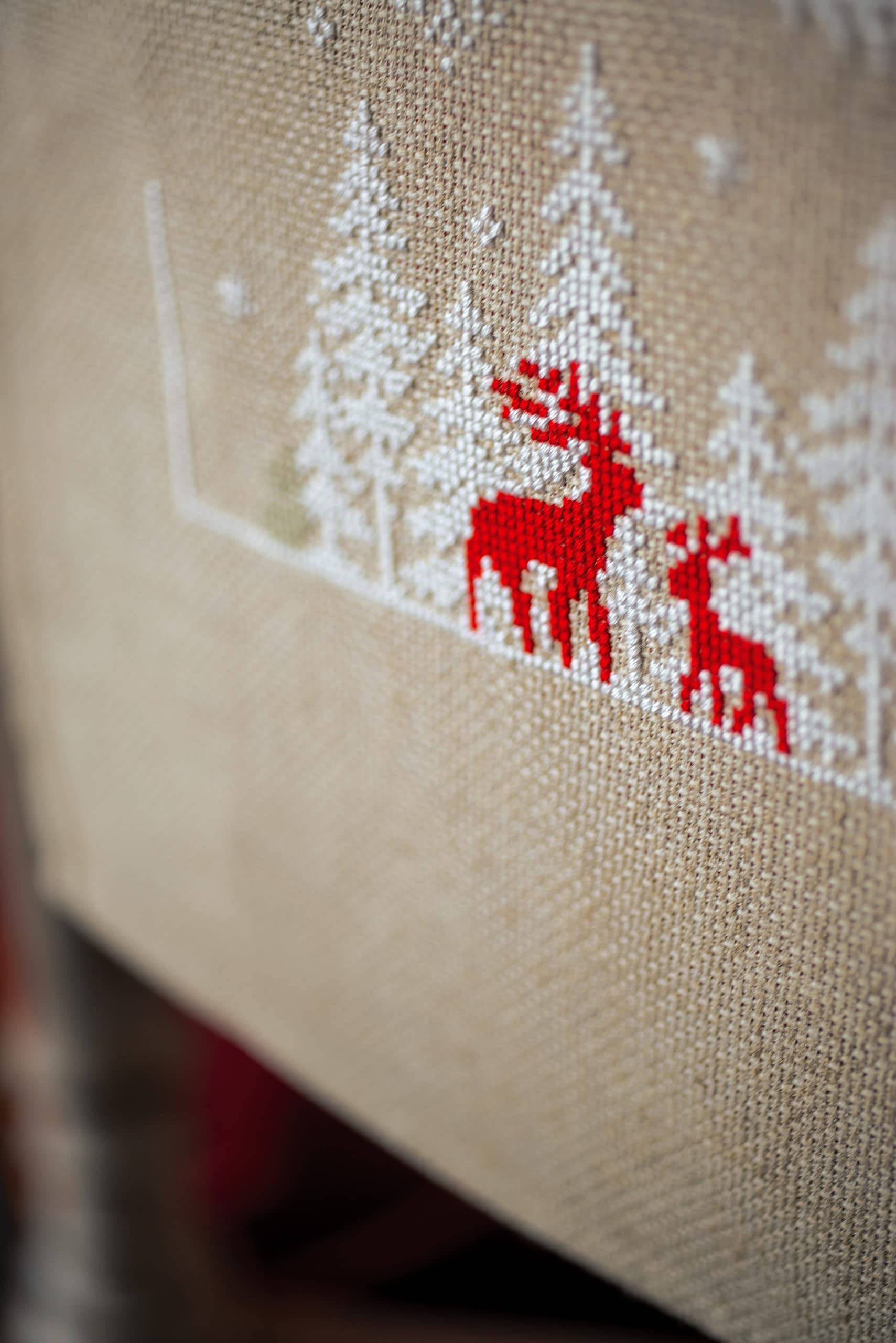 Vervaco Stickpackung Tischläufer Zählmusterpackung Kreuzstich Winter im Wald Stickläufer zum Selbersticken Stickset Weihnachten Kreativ Set für Erwachsene 29 x 102 cm Kreatives Geschenk