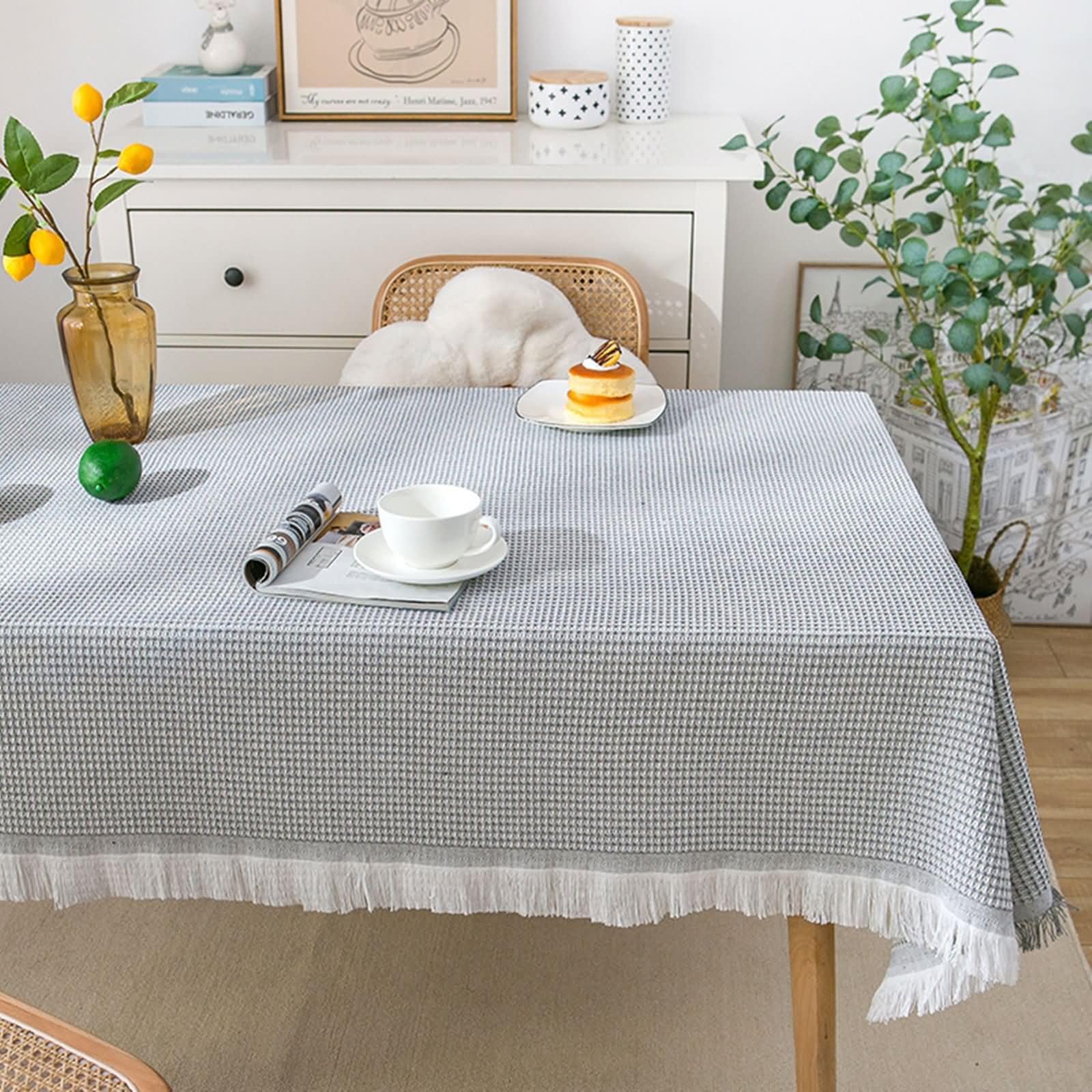 Nappe anti taches lavable 90x180 cm grise avec pompons pour repas sans stress
