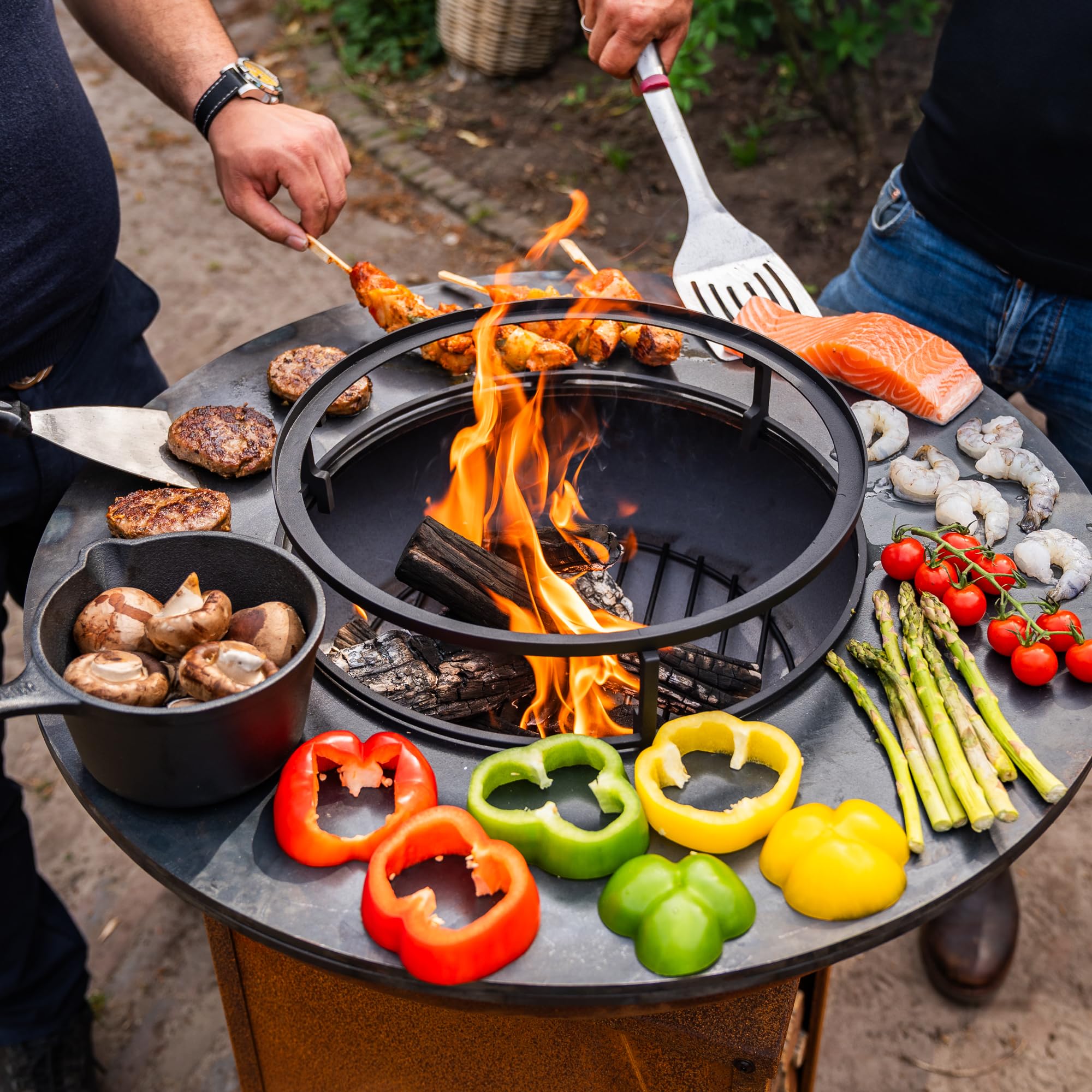 Barbecue Plancha Camarada in acciaio Corten 2.0, con attizzatoio in legno e contenitore in legno, diametro: 70 cm