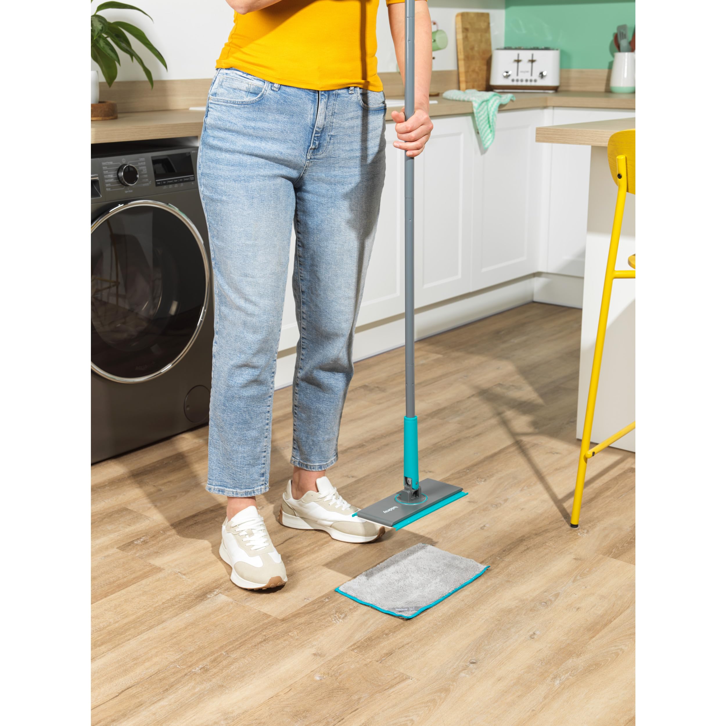 Beldray Anti-Bac Mop do Wszystkich Powierzchni z Systemem Clip-to-Grip - Duża Głowica Mopa, Płytki/Podłoga/Lustra, Obrotowa Głowica 360°, 4 Ścierki, Czyszczenie i Odkurzanie