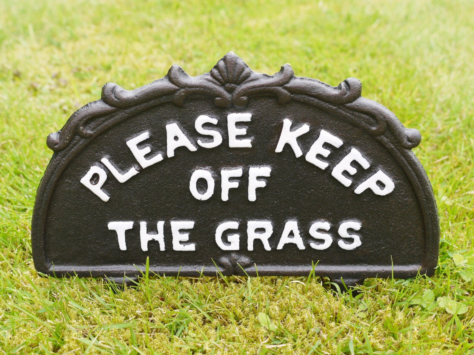 Panneau de jardin Off The Grass antique en fonte pour pelouse