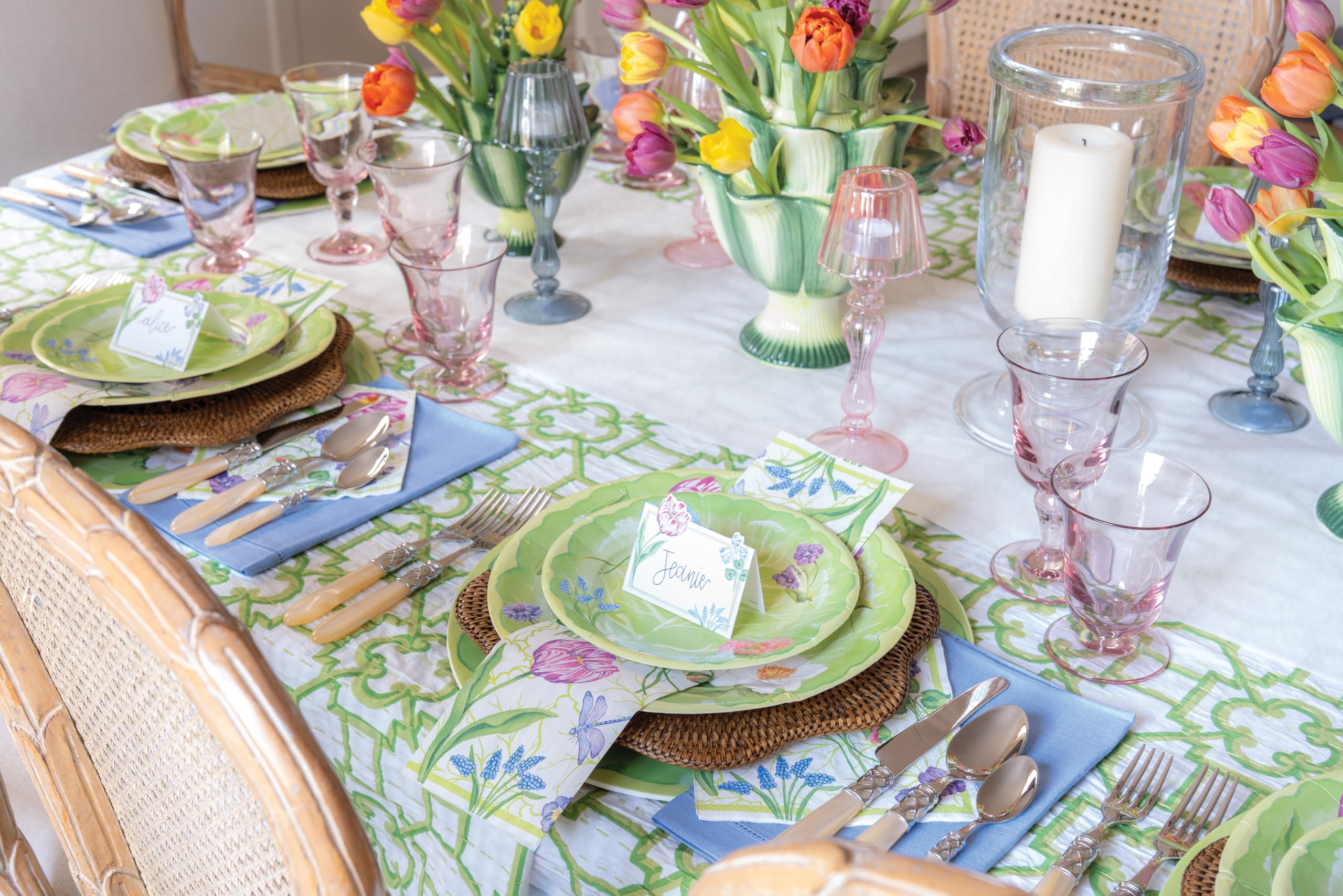 Caspari Rattan Scalloped Round Charger Plate – 12