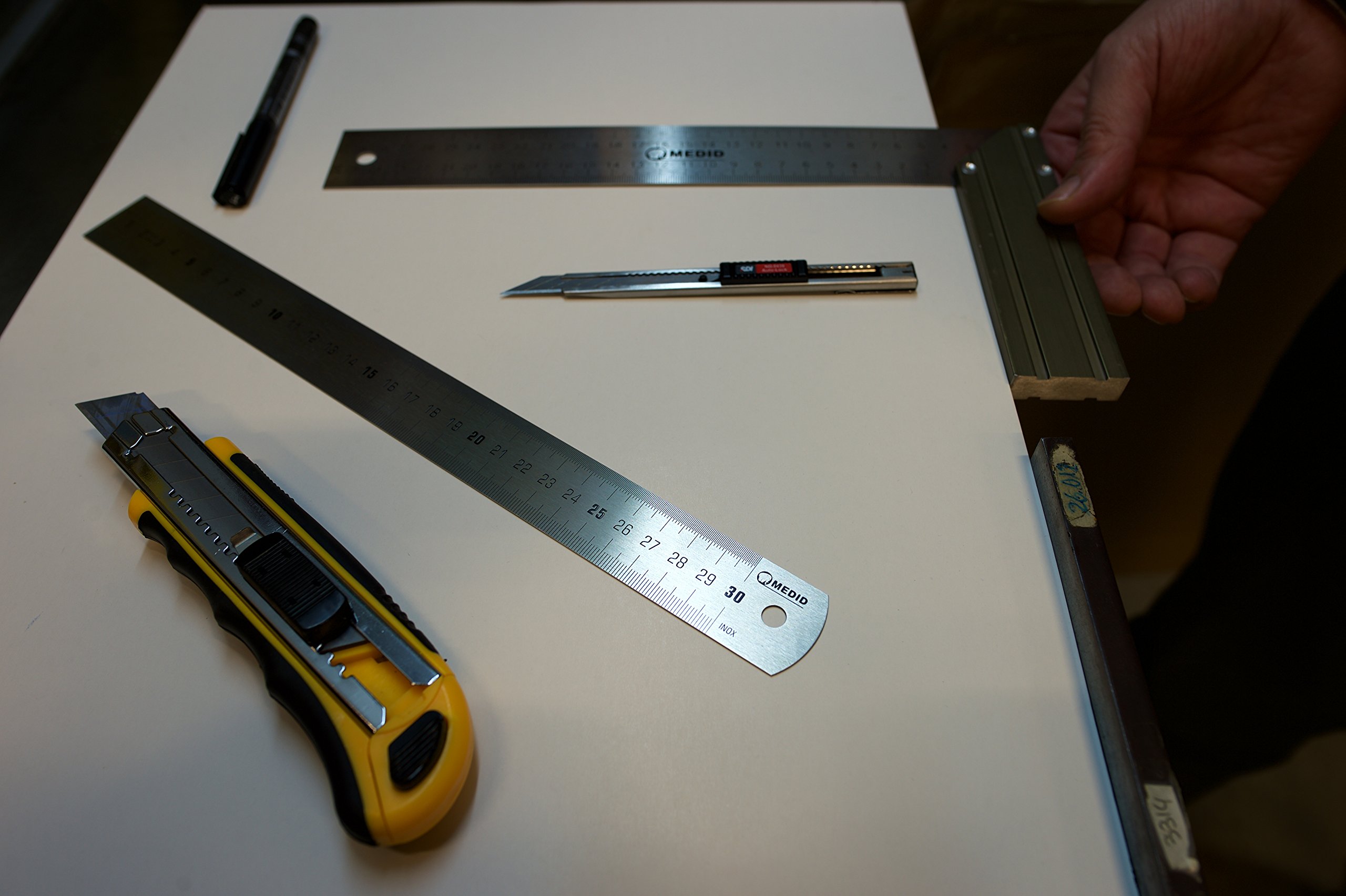 Medid MD908 nóż do cięcia, żółty, ostrze 18 mm, automatyczne wypełnienie ostrza, metalowa szyna i 2-komponentowe etui, w zestawie 8 ostrzy zapasowych