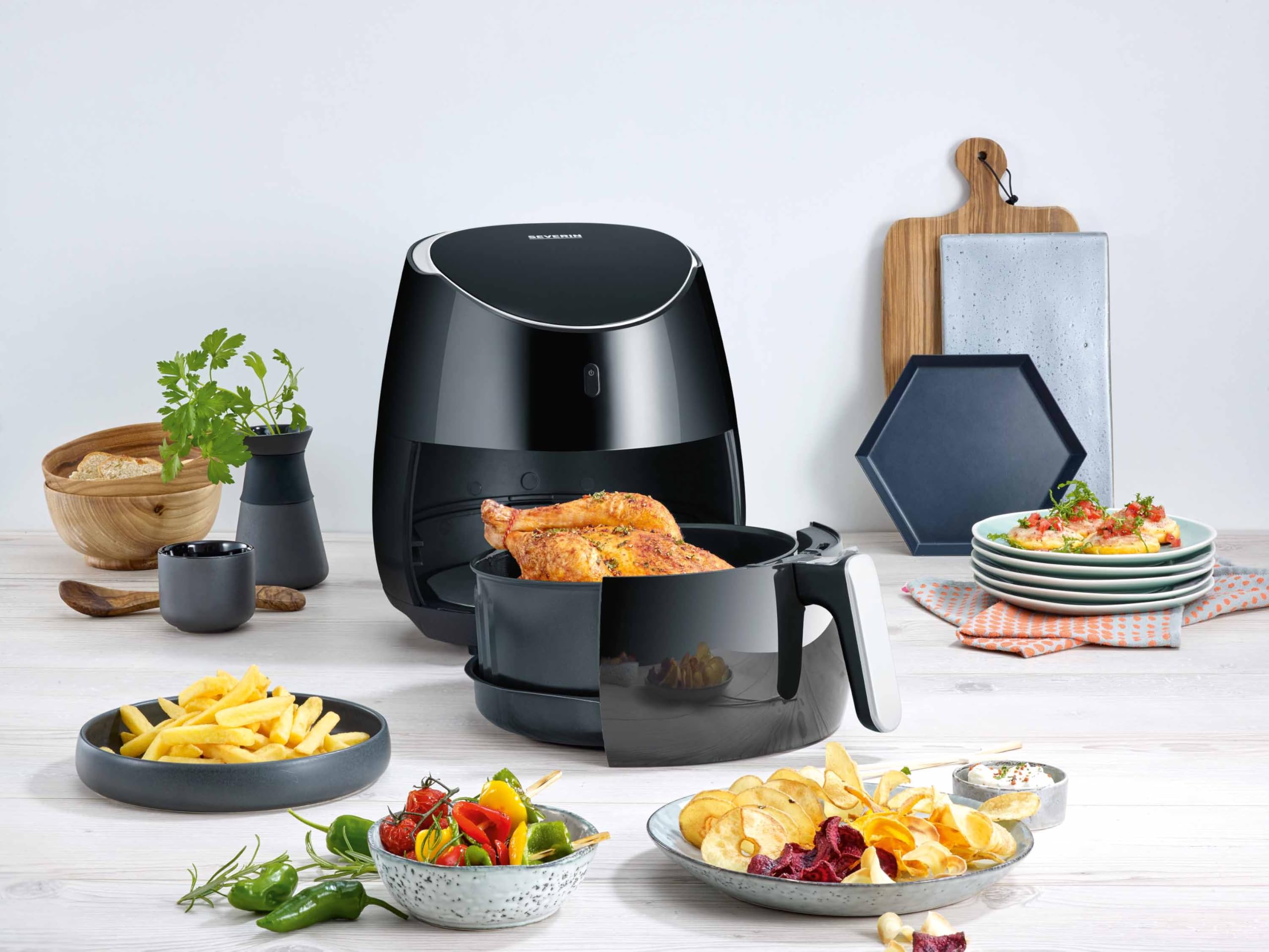 SEVERIN Heißluftfritteuse XXL mit 5 Liter Fassungsvermögen, Airfryer für gesundes Kochen, Fritteuse ohne Fett mit 8 Automatikprogrammen, 2000 W, schwarz/silber-metallic, FR 2445
