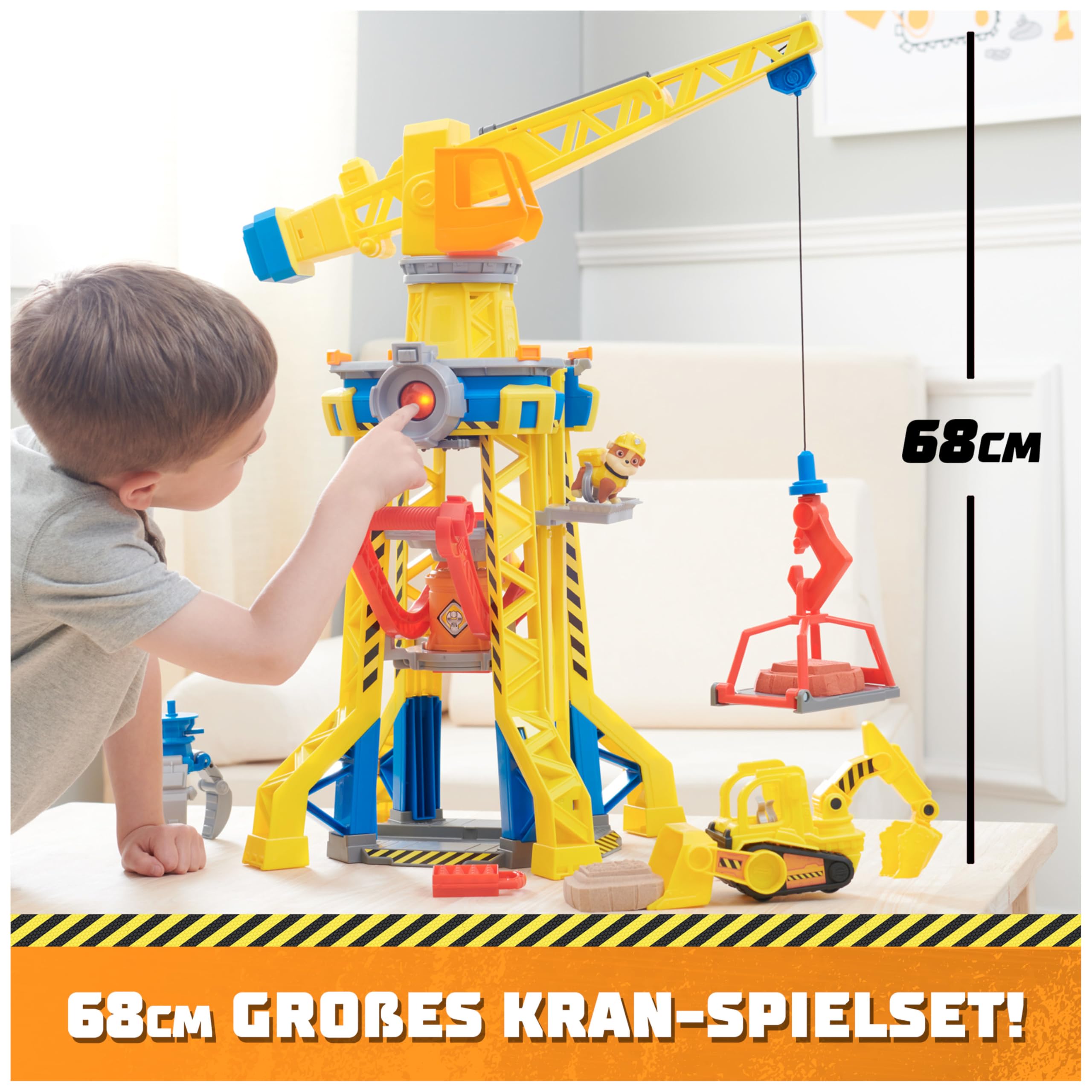Rubble & Crew - Kran-Spielset Baupfoten Hof 68 cm, mit Rubble-Figur, Planierraupen-Fahrzeug und 340 g Build-it Kinetic Sand, Licht und Sound, ab 3 Jahren