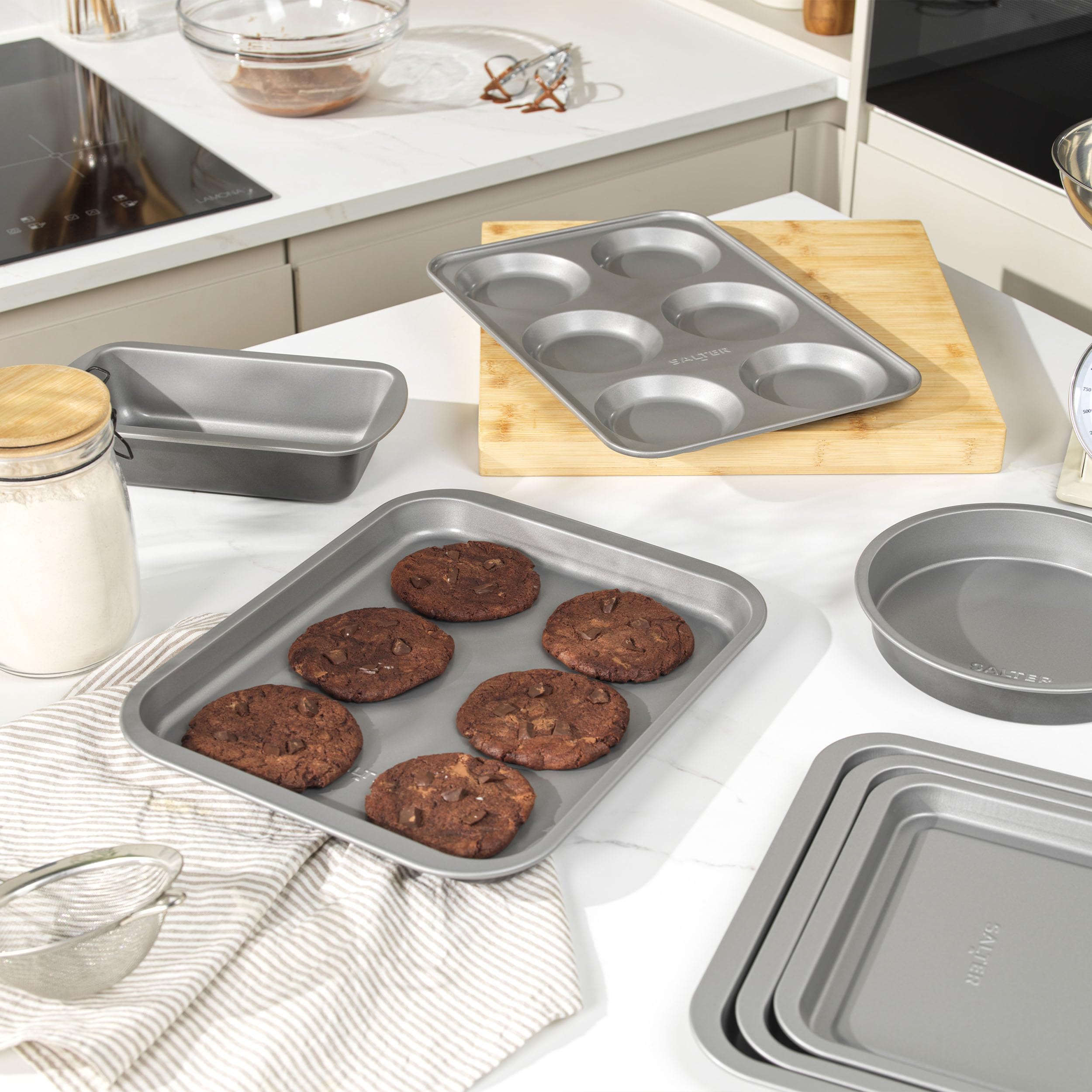 Salter Essentials 41 cm Baking Tray – Non-Stick Coating, Rectangular Oven Sheet, Dishwasher Safe, Easy to Clean, Made in the UK, Durable Chip/Cookie Tray, Lightweight, PFOA-Free, BW13667