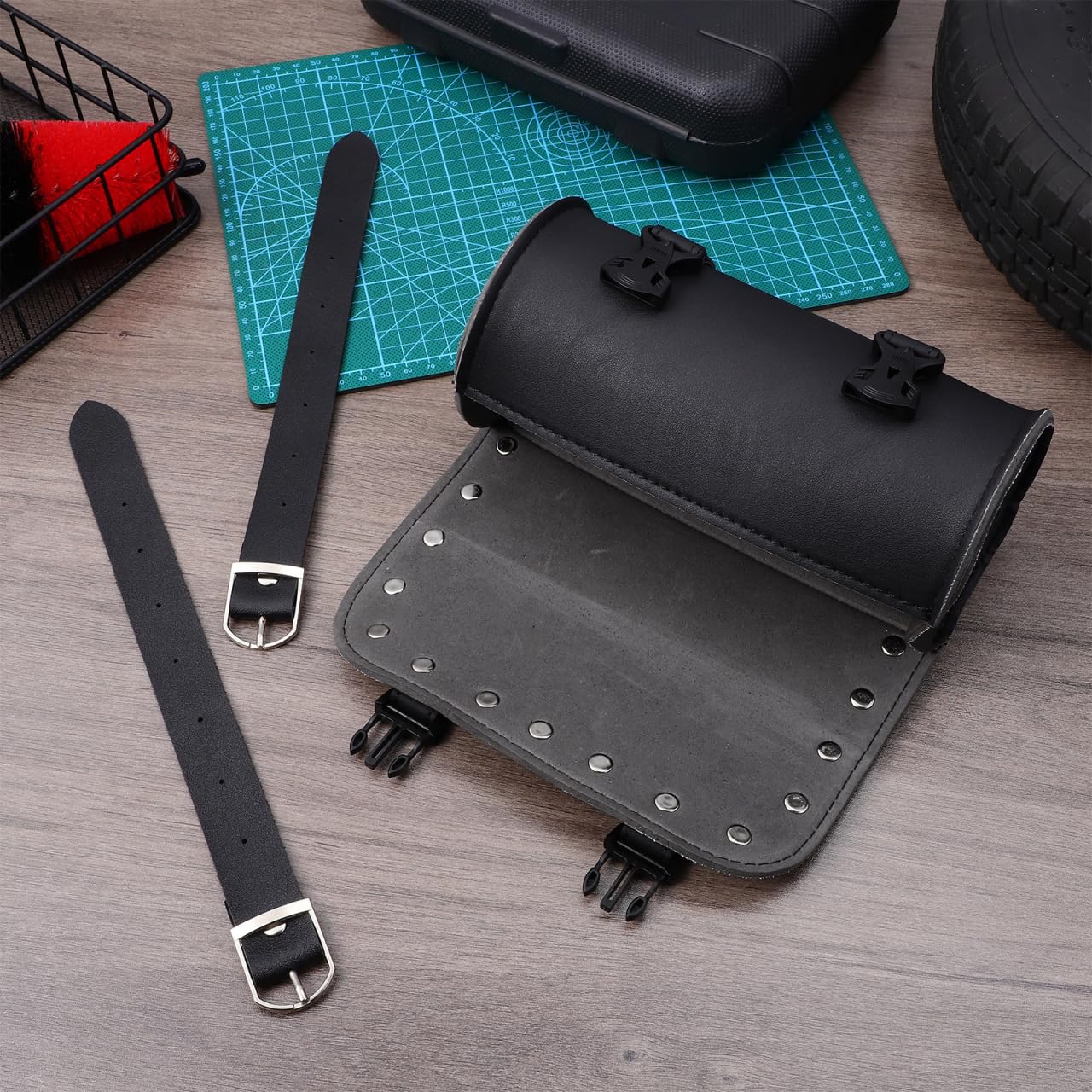 LIOOBO Runde Motorrad Werkzeugrolle aus PU Leder, wasserdichte Satteltasche Universal für Motorrad & Fahrrad, Kleine Werkzeugtasche mit 2 Riemen für Heck, Lenker & Rahmen