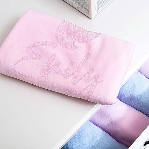 Miniatura 4 de Be Burgundy Mantas de bebé personalizadas con nombre  Manta grande de recepción de bebé  36 x 36 pulgadas  Borde satinado, forro polar  Rosa