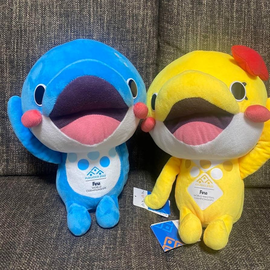 世界　ぬいぐるみ At SEGA STORE TOKYO, three giant 1-meter Sonic plushies is