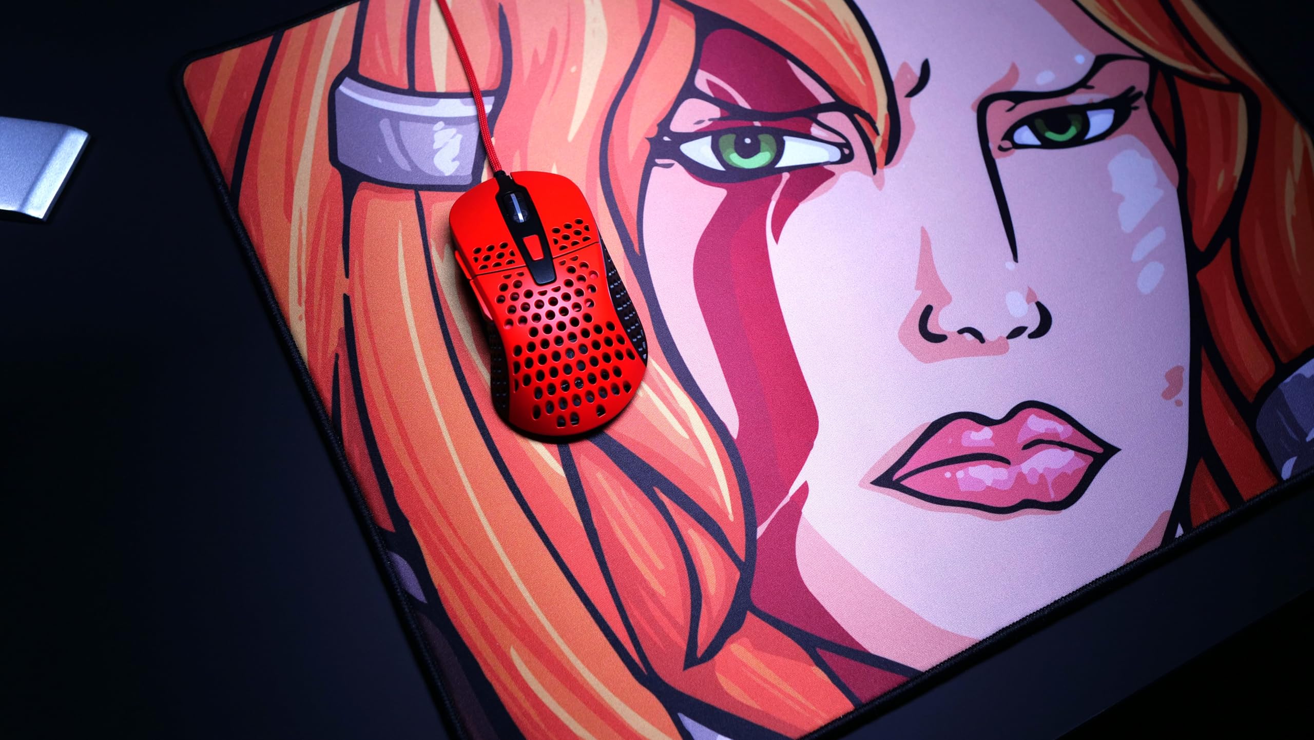 Xtrfy M4 RGB, Mouse da Gioco Con Filo Ultraleggero, Design Ergonomico per Destrimani, Sensore Pixart 3389 all'Avanguardia, Illuminazione RGB regolabile, Kripparrian Red Edition