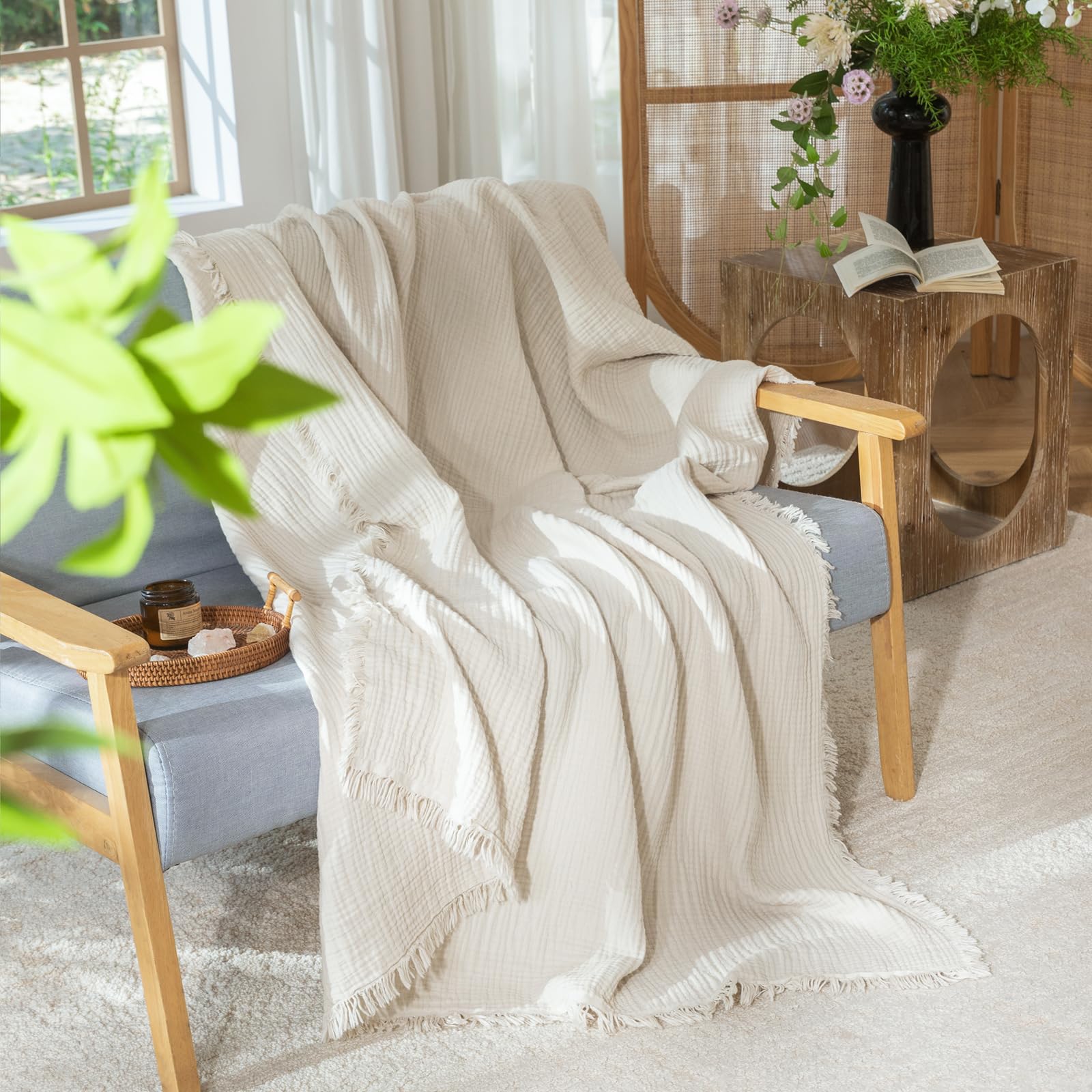 MooMee Musselin-Decke, 100 % Baumwolle, 4-lagige Gaze-Überwurfdecke mit umlaufenden Fransen, ultraweich, atmungsaktiv, leicht, kühlend, dekorativ für Bett, Sofa und Couch (Beige, Super-King-Size-Bett