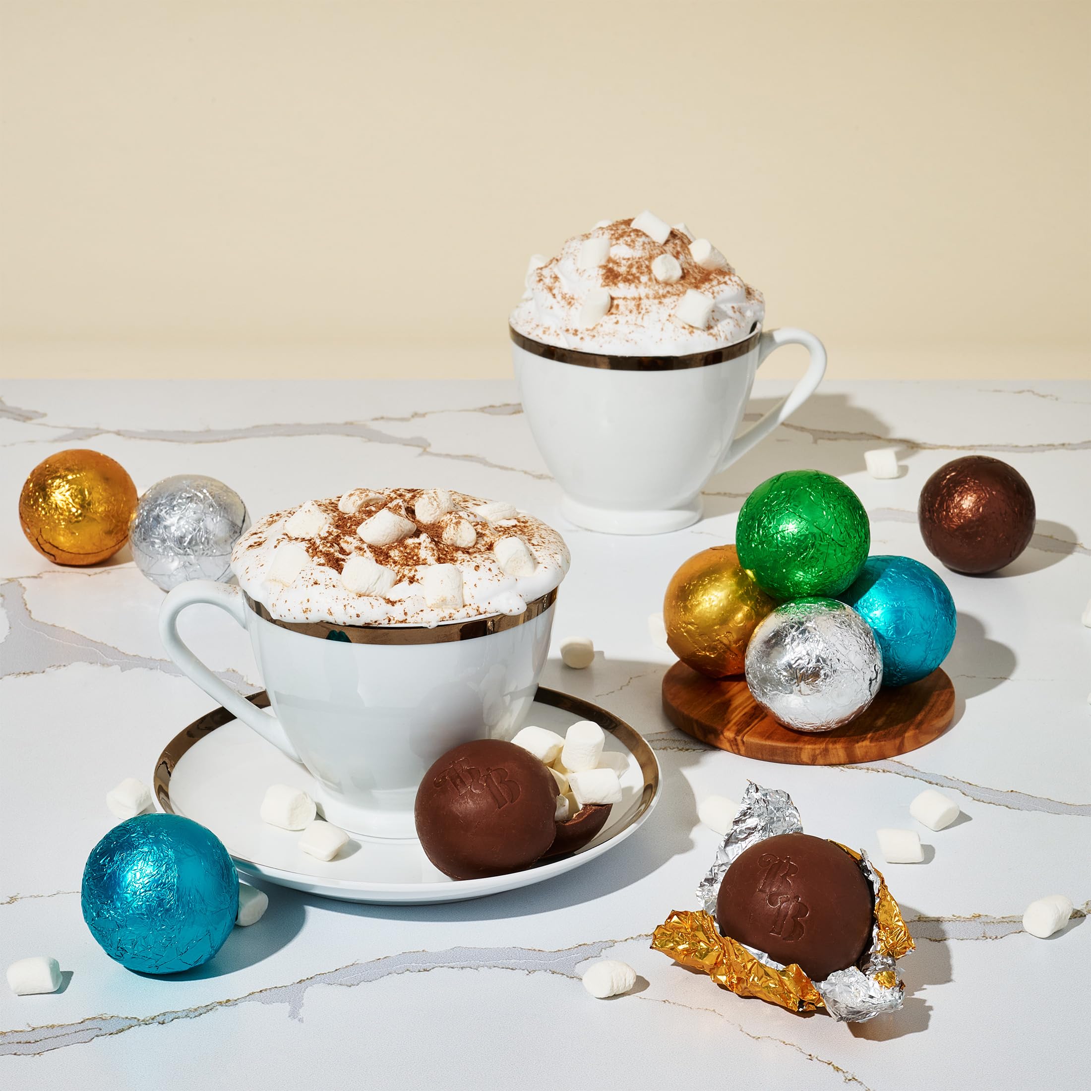 BomBombs, bombe di cioccolata calda, include brownie al fudge, caramello, s'mores, biscotti e panna e bombe di cacao alla menta piperita ripiene di marshmallow, set da 24