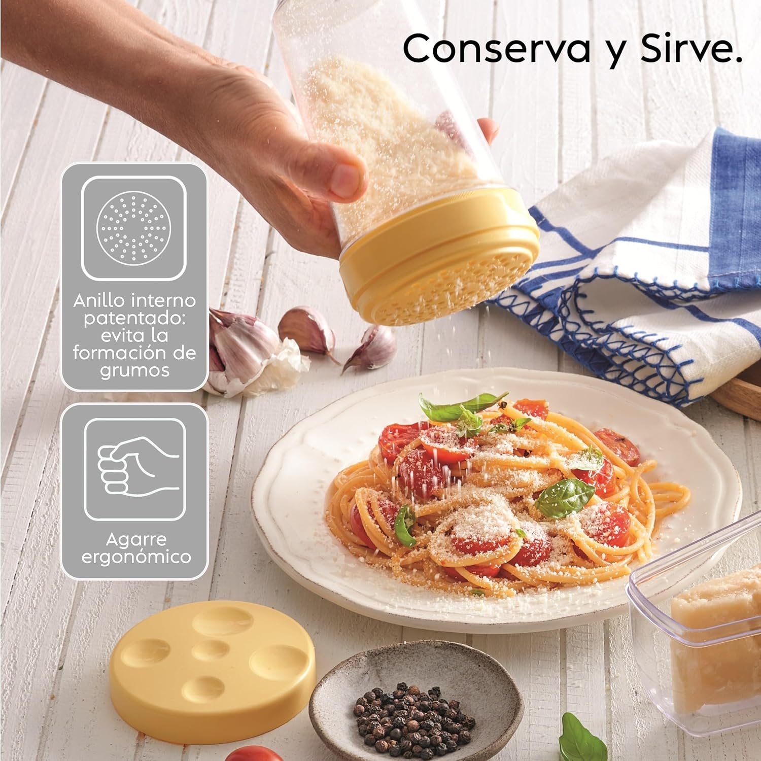 Snips Snips - Espolverador de Queso Rallado, Quesera y Contenedor de Queso Frigorífico 2en1 - Recipientes para Alimentos con Desmenuzado y Dosificador de Quesos Integrado, 300 ml, Ø8.5x14.5cm Made in Italy Dispensador de queso 0.3 Litre in use