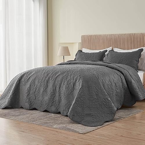 Kingnex Juego de colcha de tamaño King, suave, ligera, acolchada, 3 piezas, 1 edredón y 2 fundas de almohada, color gris oscuro