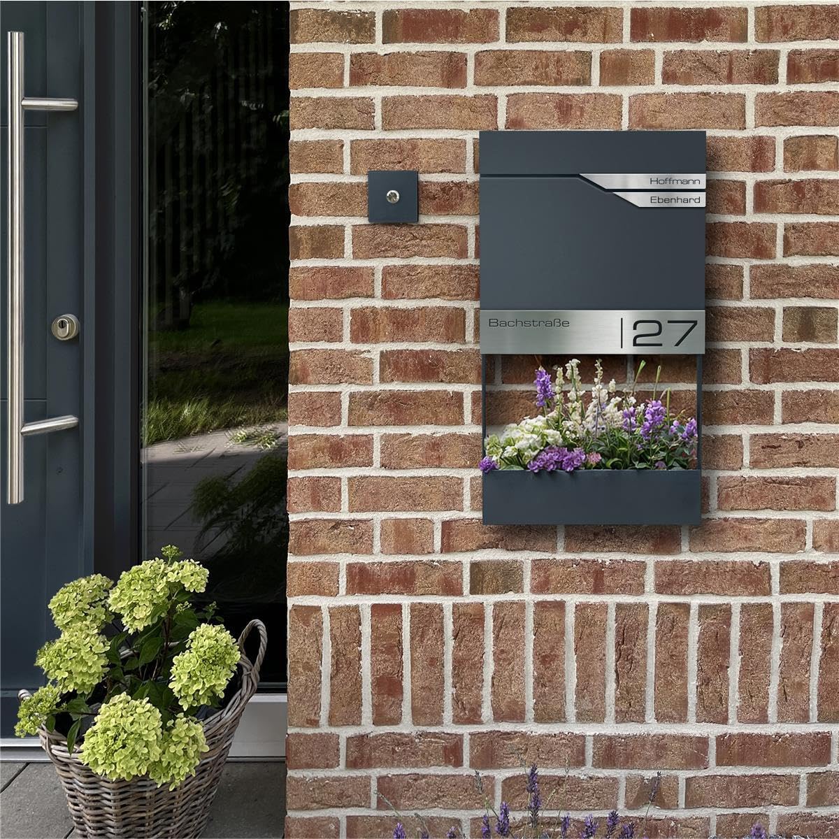 Metzler Briefkasten Anthrazit RAL 7016 personalisierbar mit Zeitungsfach – Wandbriefkasten mit 2 Edelstahl Namensschildern, Hausnummer & Namen Gravur, wetterfest, abschließbar, DIN A4 Einwurf