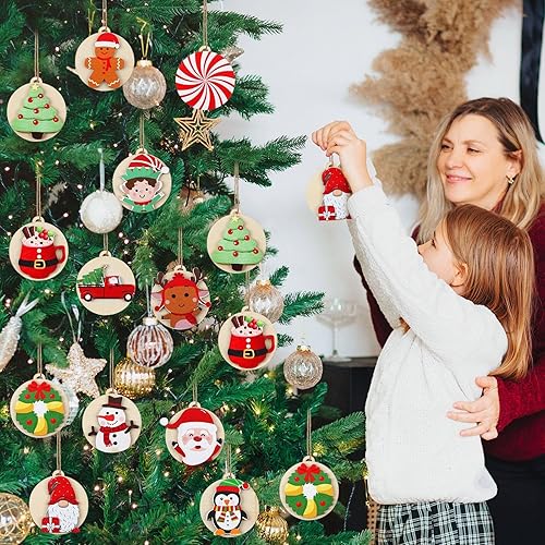 Miniatura 6 de Huwena 24 adornos colgantes de madera 3D de Navidad, redondos, Papá Noel, gnomo, muñeco de nieve, adornos para decoración de árbol de Navidad,