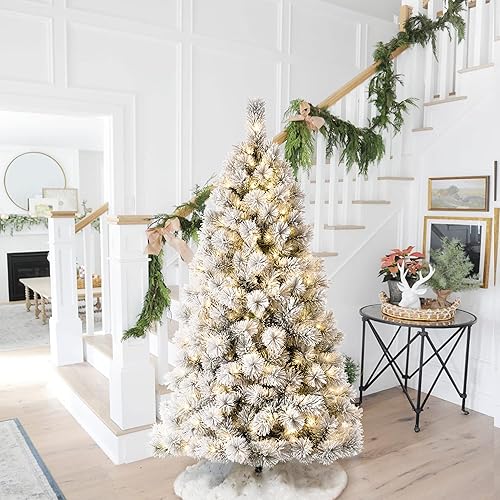 Árbol de Navidad preiluminado de 6 pies con 300 luces blancas cálidas, pino artificial con soporte de metal de fácil montaje