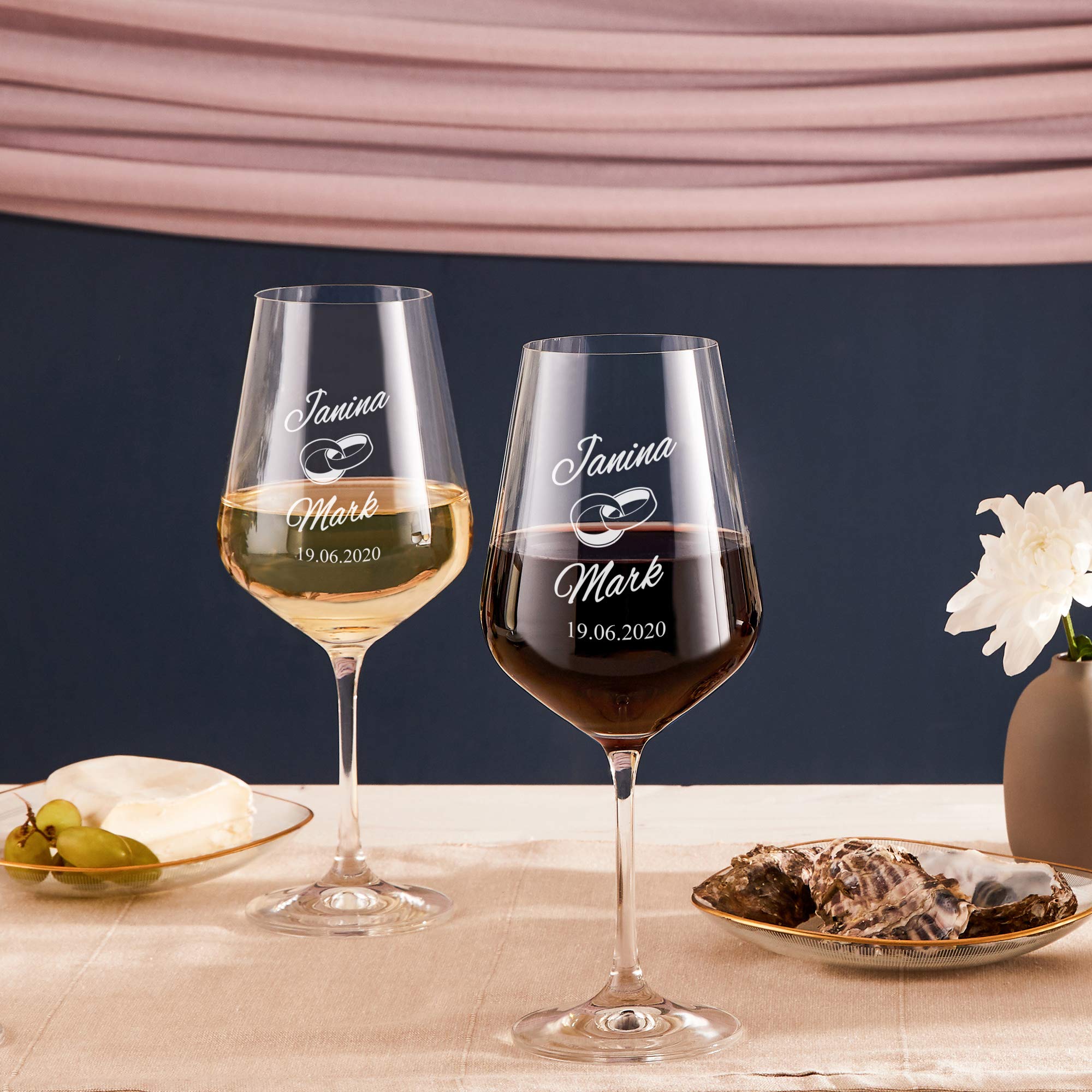 Casa Vivente Set per Coppie, 2 Calici da Vino in Vetro, Rompicapo per Bottiglie in Legno Scuro, Incisione Personalizzata con Nomi e Data, Motivo FEDI Nuziali, Idea Regalo Matrimonio