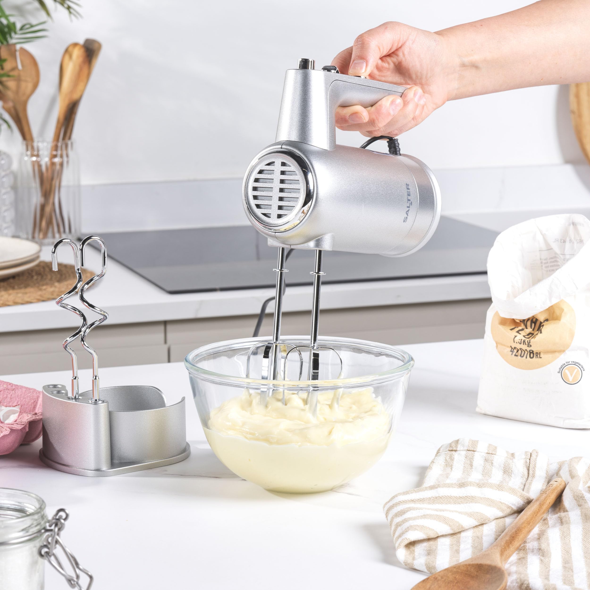 Salter EK5613BMMS Aspen Mixer Manuale – Frusta Elettrica per Dolci, Sbattitori e Ganci per Impasto, Base di Stoccaggio, 5 Livelli di Velocità, Funzione Turbo, Funzione di Espulsione, 300W