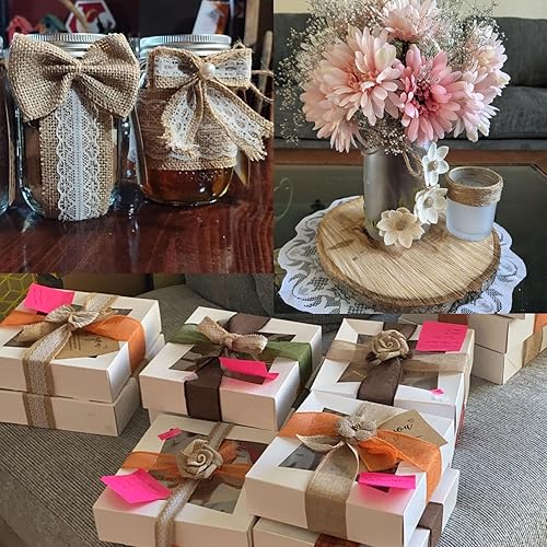 Miniatura 5 de Juego de 30 flores de arpillera que incluye 24 flores de arpillera y lazos hechos a mano, 5 rollos de cinta de arpillera de encaje, 1 cinta de