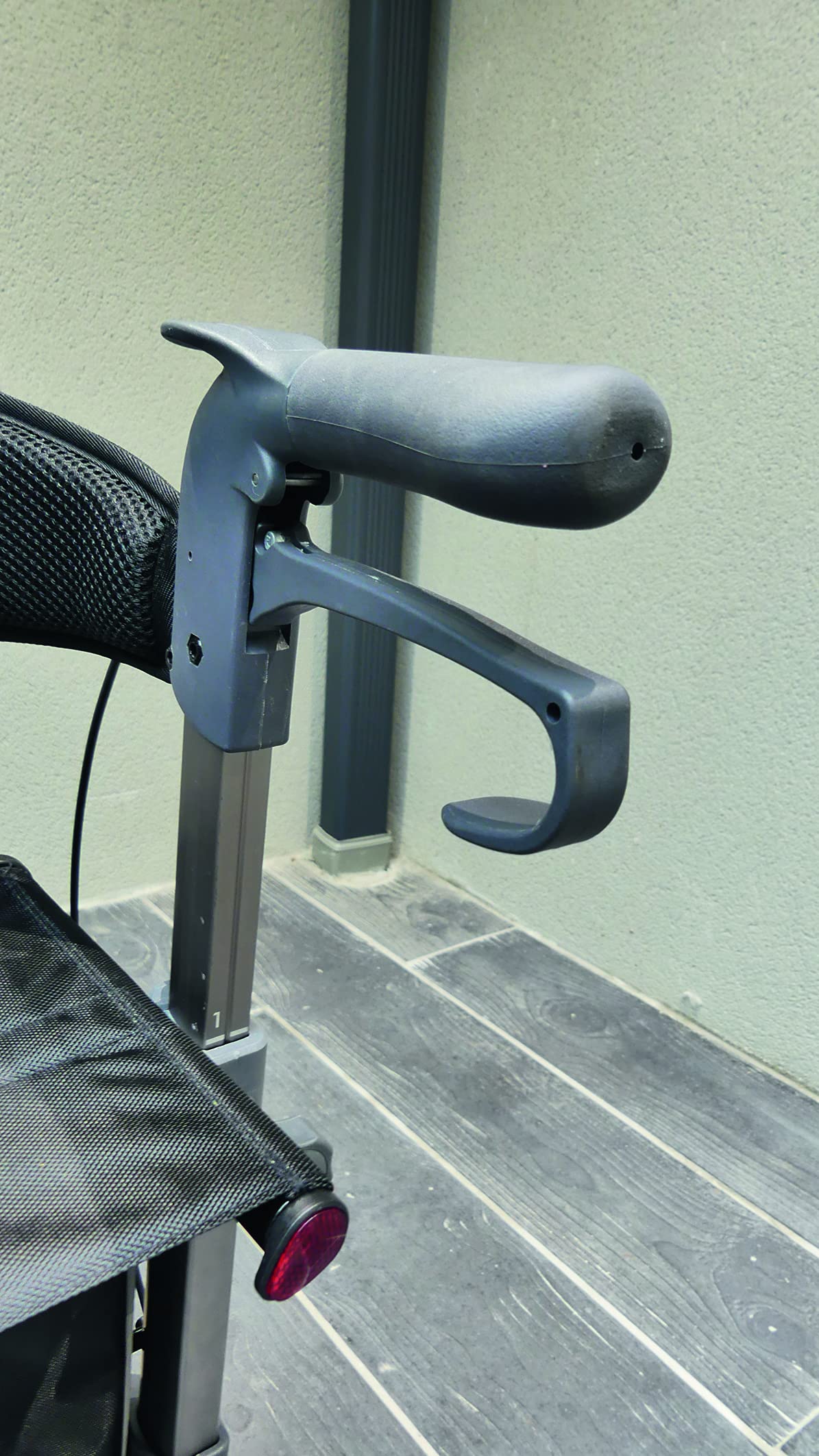 Identités, Rollator Neo Fold Evolution, wygodne oparcie, torba w zestawie, wydajne hamulce, poręczne i stabilne, szerokie koła, składane z zaworem bezpieczeństwa, lekkie, przenośne, kolor matowy szary
