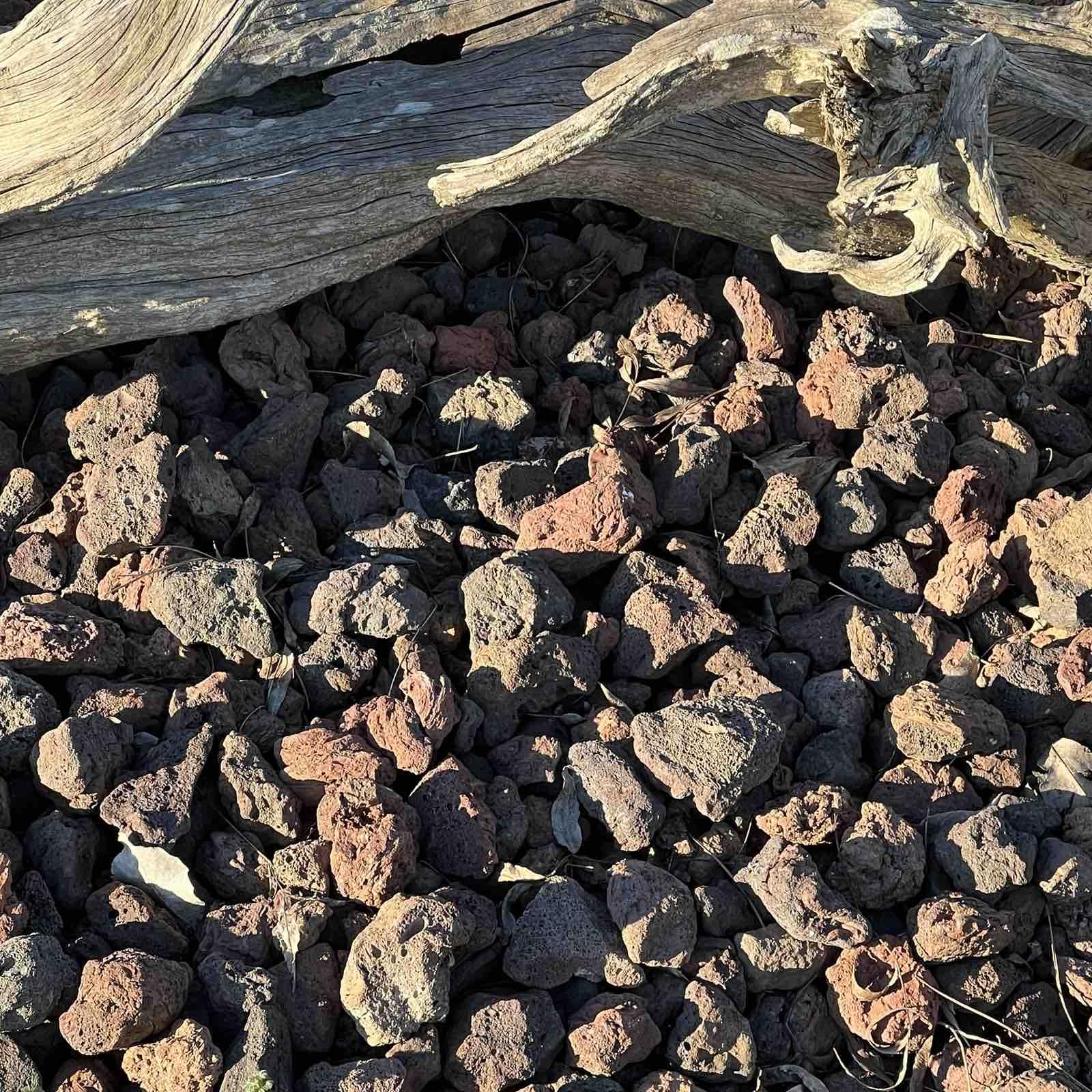 Gravilla Volcánica Rojiza/Negra 25-50 mm Piedras Volcánicas Premium para Jardinería y Decoración - 100% Naturales, Ecológicas, Versátiles Embellecer 25L