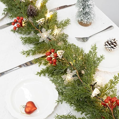 Miniatura 7 de Guirnalda de Navidad con luces, guirnalda iluminada a pilas con conos de pino, ramas exuberantes de bayas rojas, copos de nieve centelleantes y