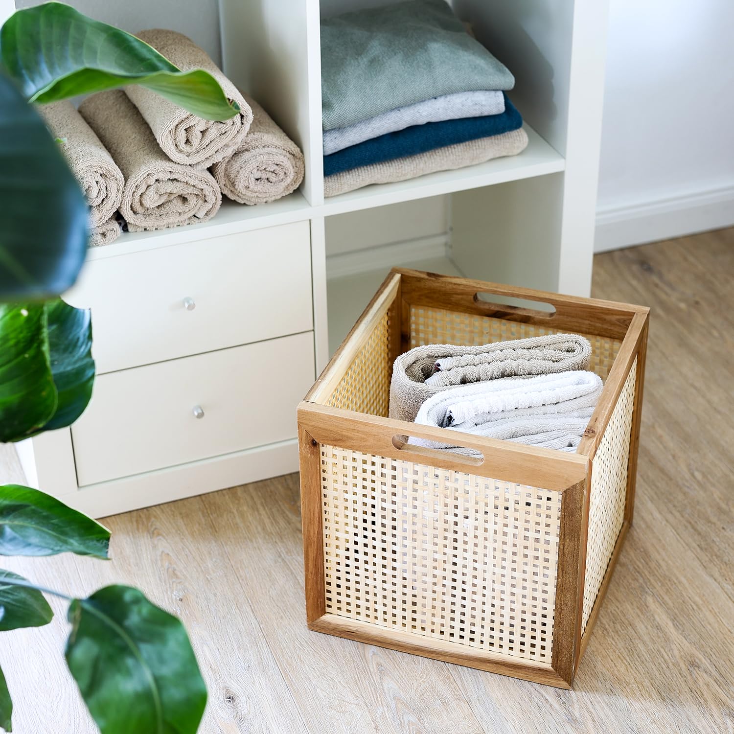 HMF Cesto portaoggetti adatto per scaffali Kallax, cesto in rattan con vimini viennese e legno di acacia, modello 3, 32 x 34 x 32 cm
