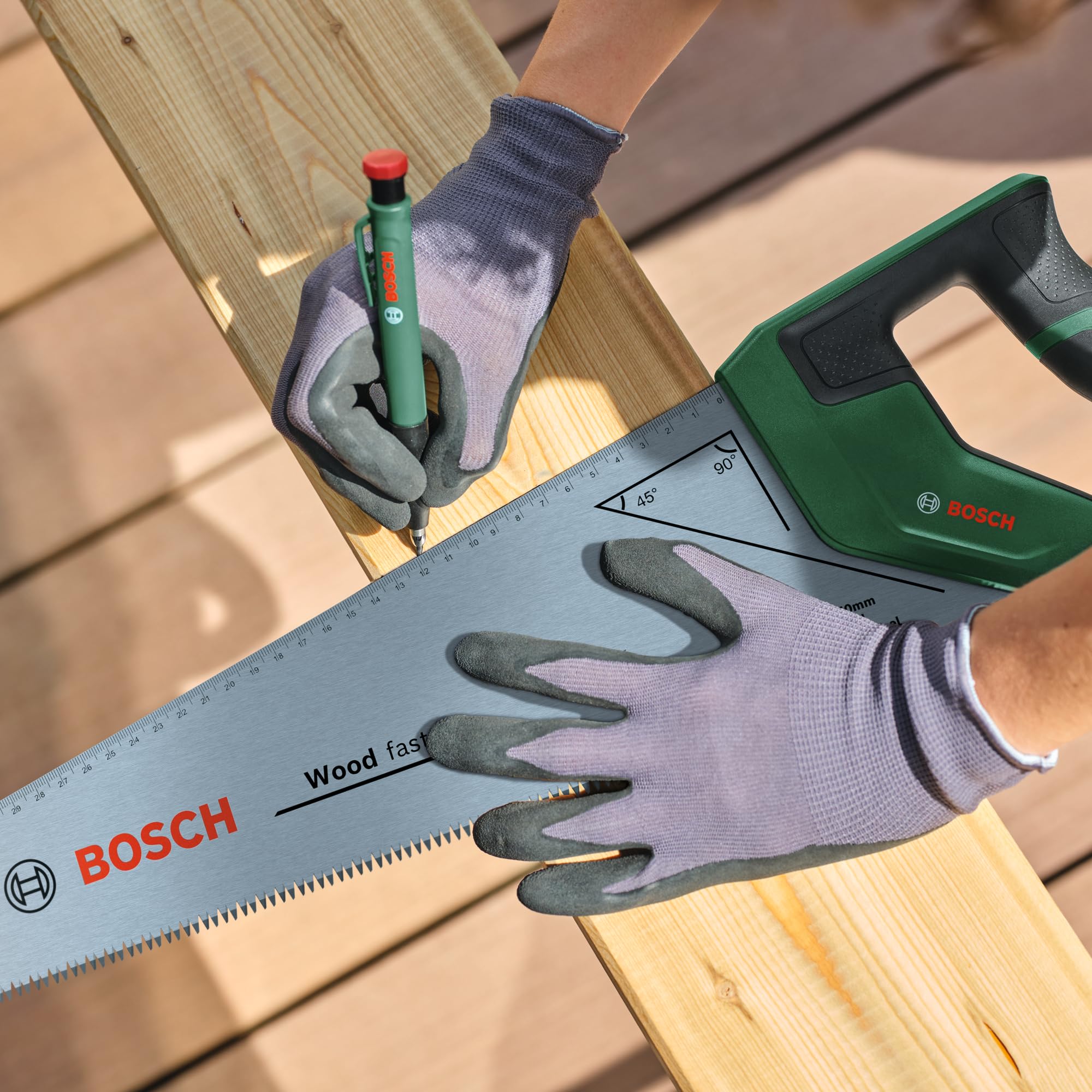 Bosch Scie à main 550 mm (Lame de scie en acier SK5 pour coupes rapides dans le bois ; 7 TPI ; Dents trempées par induction ; Guide de marquage 45°/90° ; Échelle métrique 45 cm ; Ergonomique Softgrip)