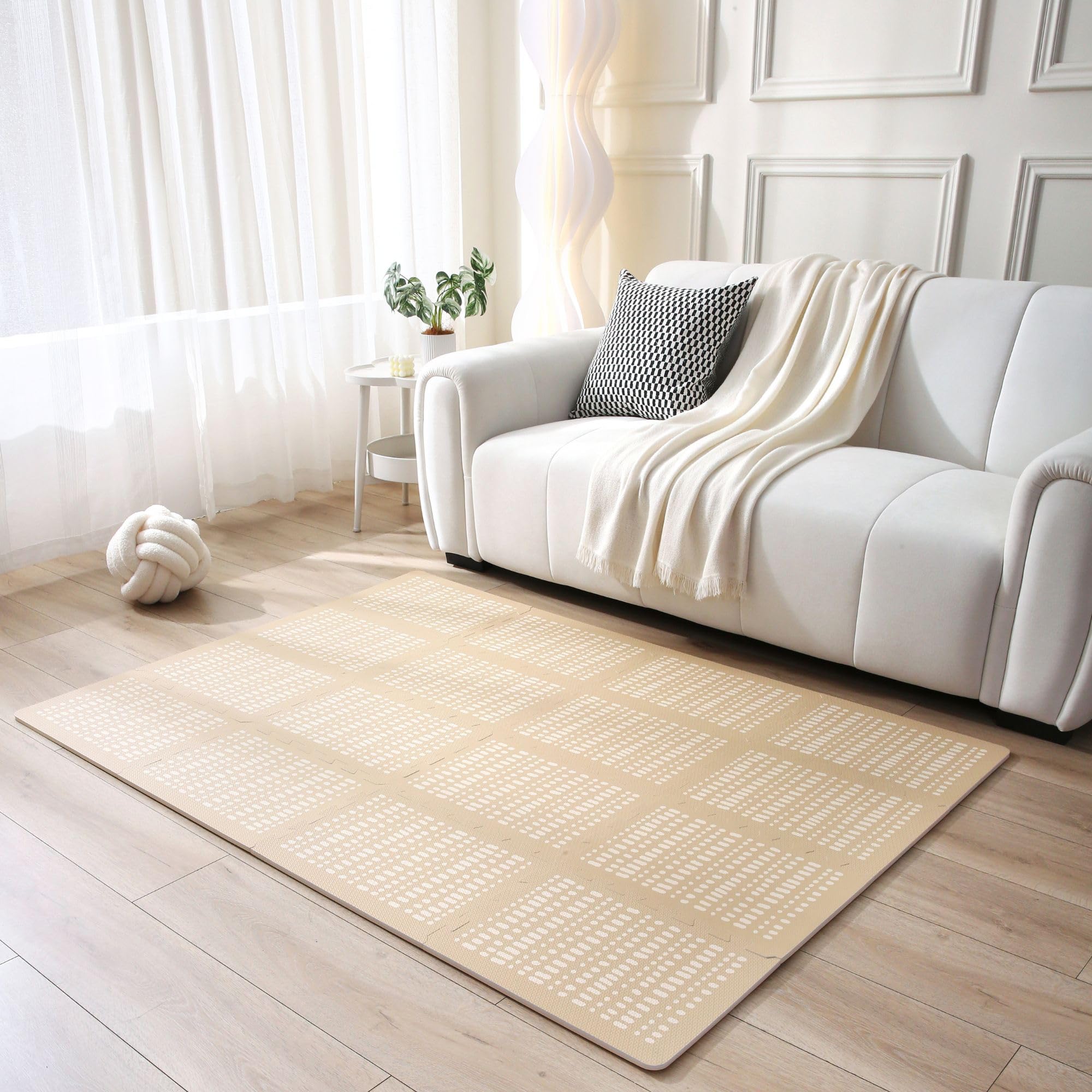 Elegancki dywan do puzzli dla niemowląt 1,7 x 1,2 m Hygge Sand - 16 płytek XL z krawędziami, gruby i miękki, bez szkodliwych substancji, bezwonny, łatwy w pielęgnacji, opakowanie bez plastiku.