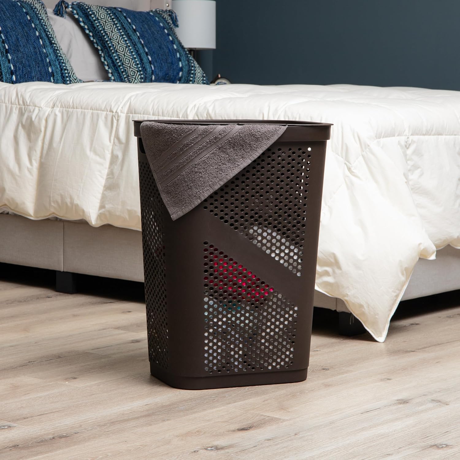 Mind Reader 60L Slim Laundry Hamper, Clothes Basket, Lid, Ventilated, Plastic, 17.25"L x 13.75"W x 23.5"H, brown