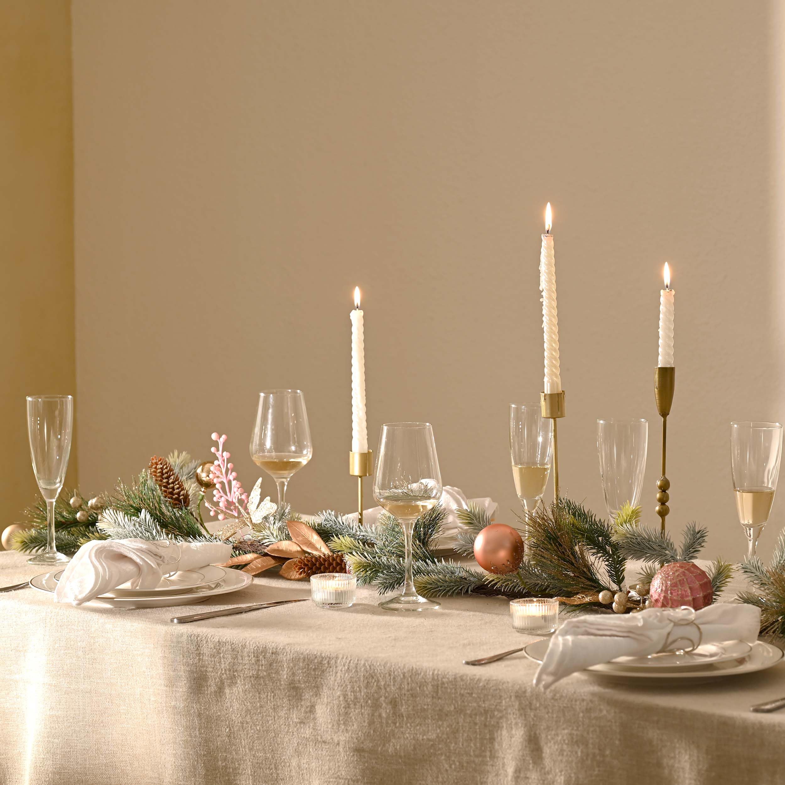 Decorbyhannah - Guirnalda de Navidad con luces, guirnalda de Navidad preiluminada de 9 pies con adornos, piña y mariposa, guirnalda de Navidad que funciona con pilas para interiores, para mantel,