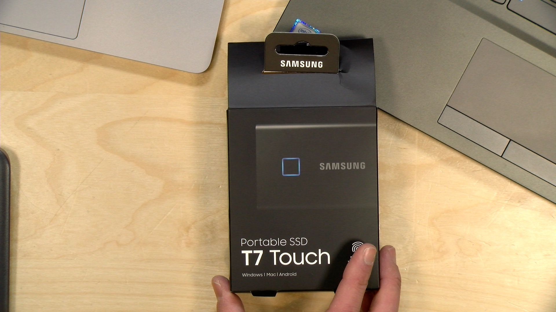 Самсунг тач. Клиент с сенсорным телефоном до презентации. Samsung galaxy note edge style. Сенсорный пульт для телевизора samsung. Ssd samsung t7 touch 1tb.