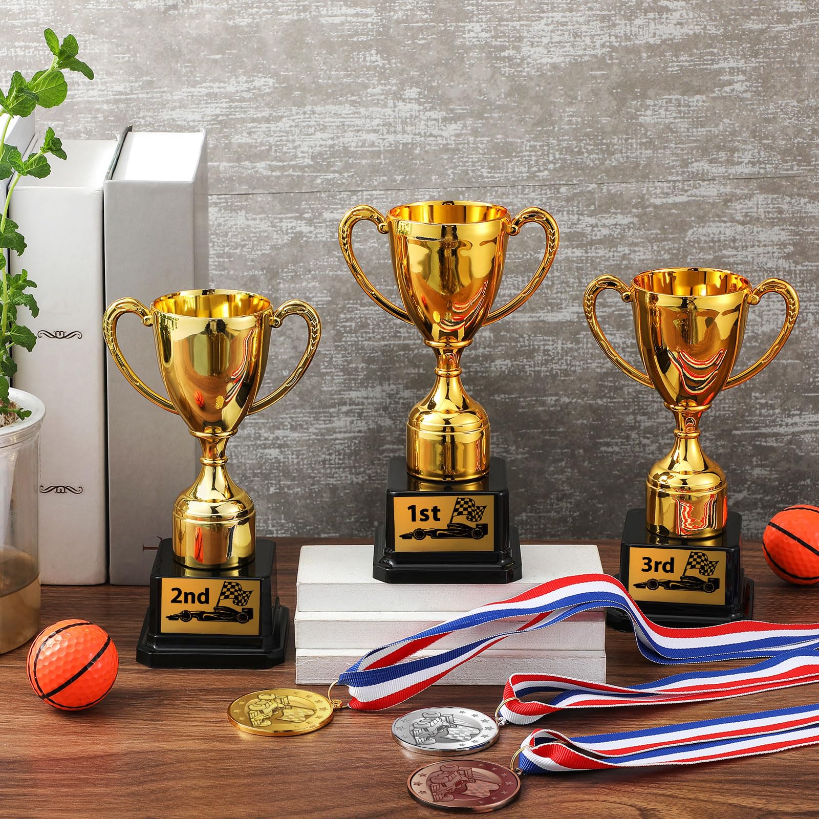Jinei Juego de 6 medallas de trofeos de carreras de coches de madera de pino, 1ª, 2ª, 3ª medallas de premio con cinta roja blanca y azul para el cuello, trofeos Derby de plástico dorado de 7 pulgadas