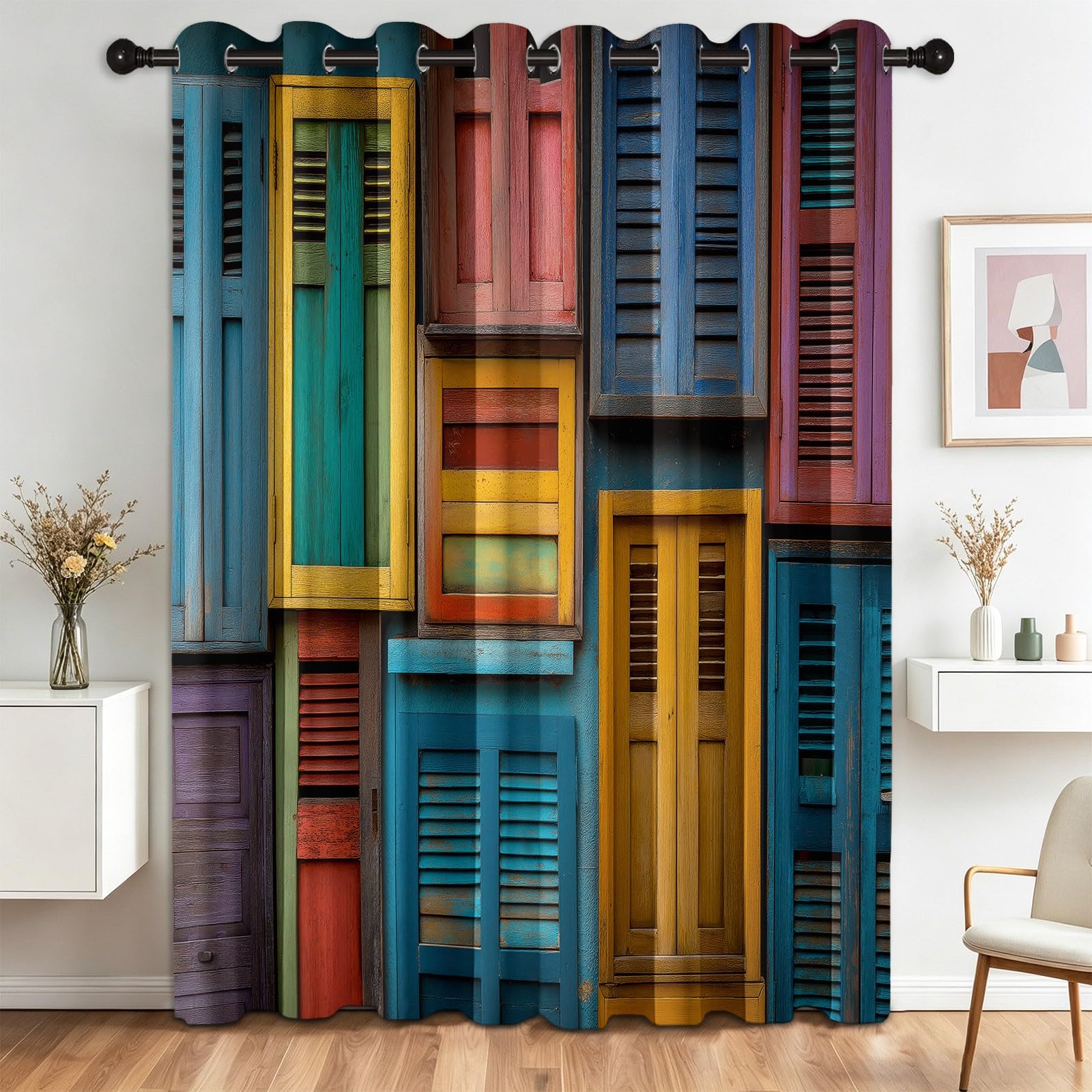 Cortinas opacas para evitar la entrada de luz en ventanas de madera de cuartos infantiles