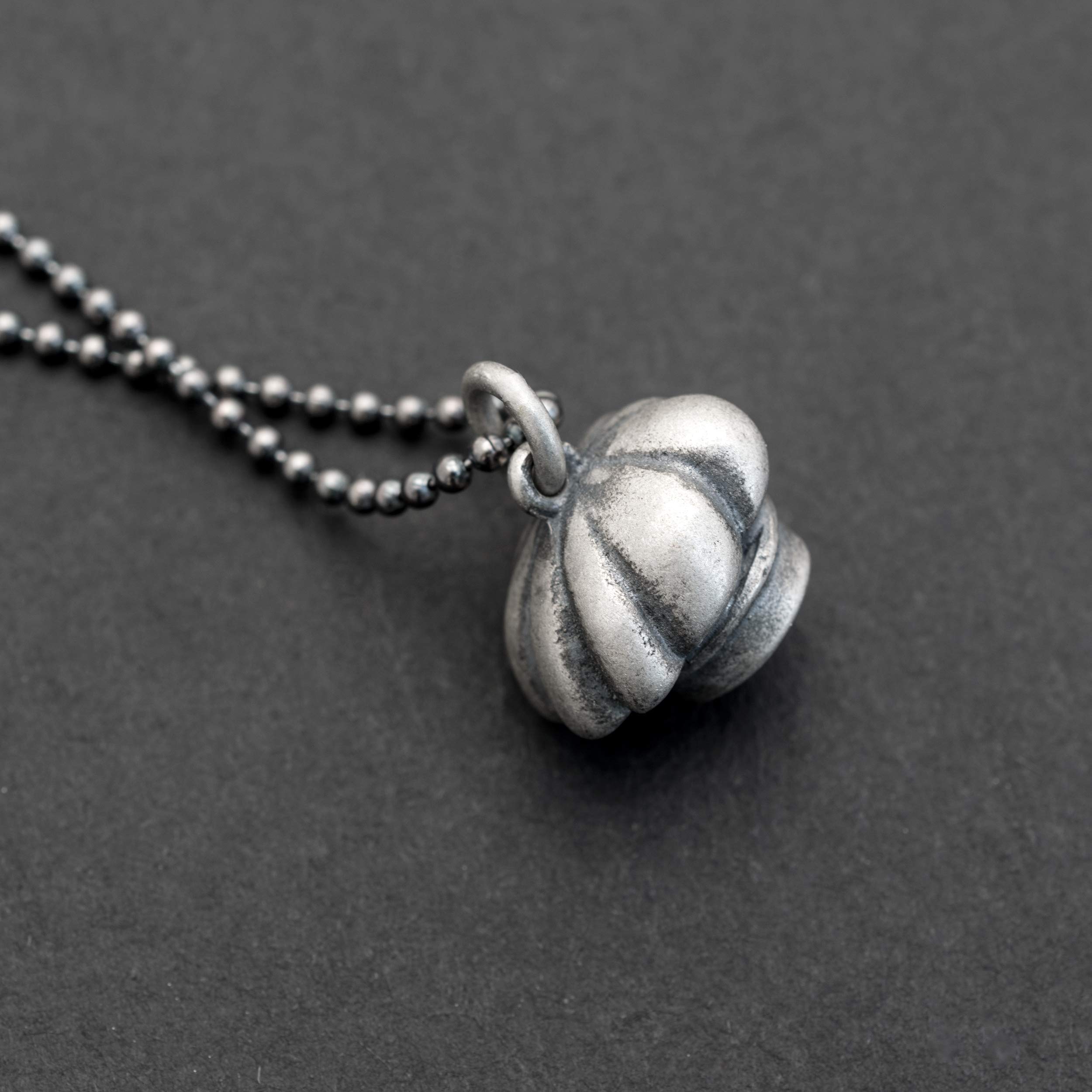 Męski wisiorek czapka kucharska z oksydowanego srebra próby 925 o aksamitnej powierzchni - Kulinarny symbol dla mistrzów kuchni i pasjonatów gotowania - Handmade by Emmanuela