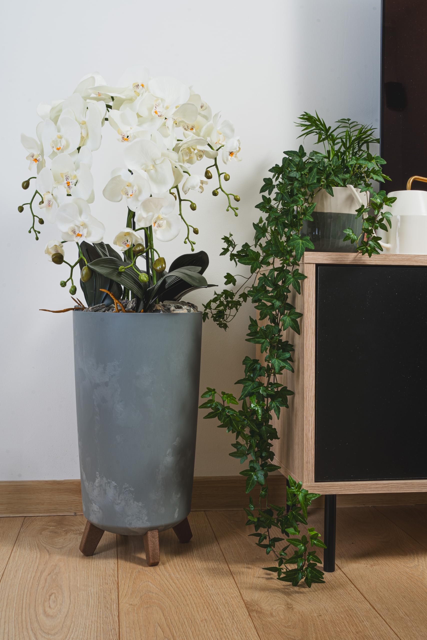 Kunstliche Orchidee weiß xxl im Topf Beton-Optik, 90x40cm groß, realistische Blüten Phalaenopsis, 4 Rispen | industrial, minimalistisch Arrangement, Kunstblumen wie Echt, Hochzeit, Heimdeko