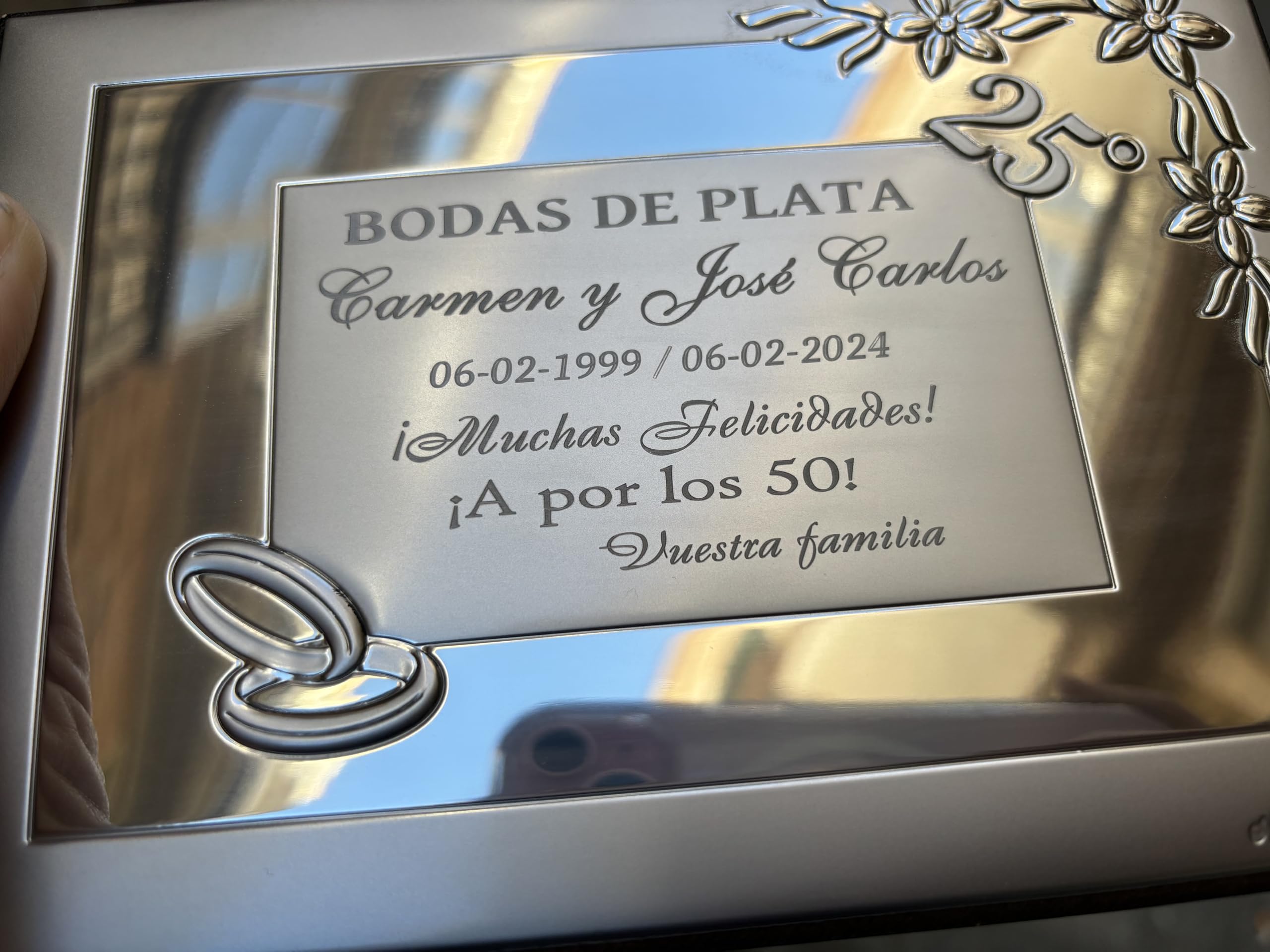 Curia Grabador - Placa Conmemorativa 25 Aniversario - Regalo Bodas de Plata Personalizado -Grabado Personalizado con Nombres y Fecha, Dedicatoria Especial. Modelo Flor
